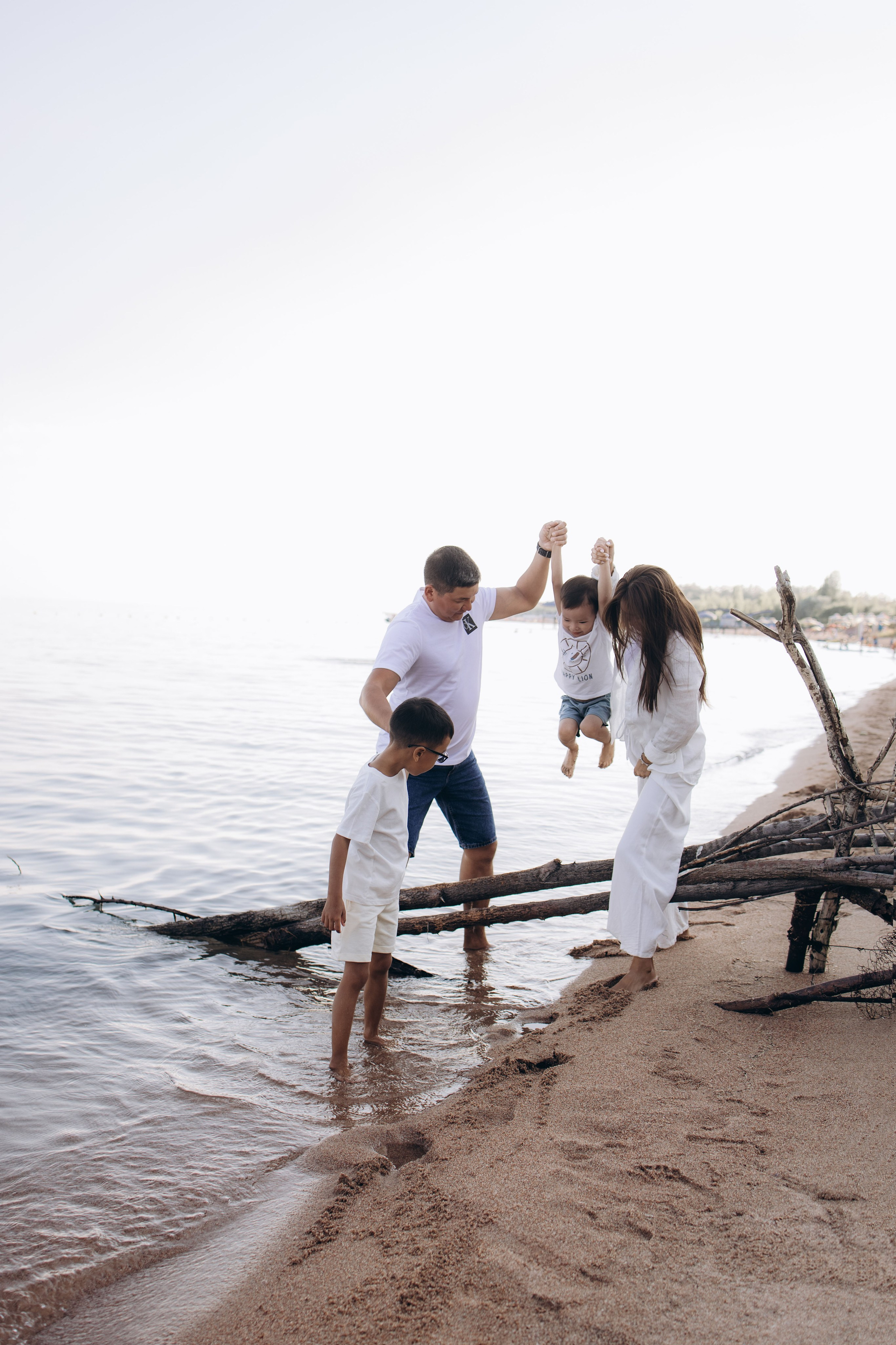 Family at Sunset. Фотограф родов, семей и новорожденных малышей в Дубае
