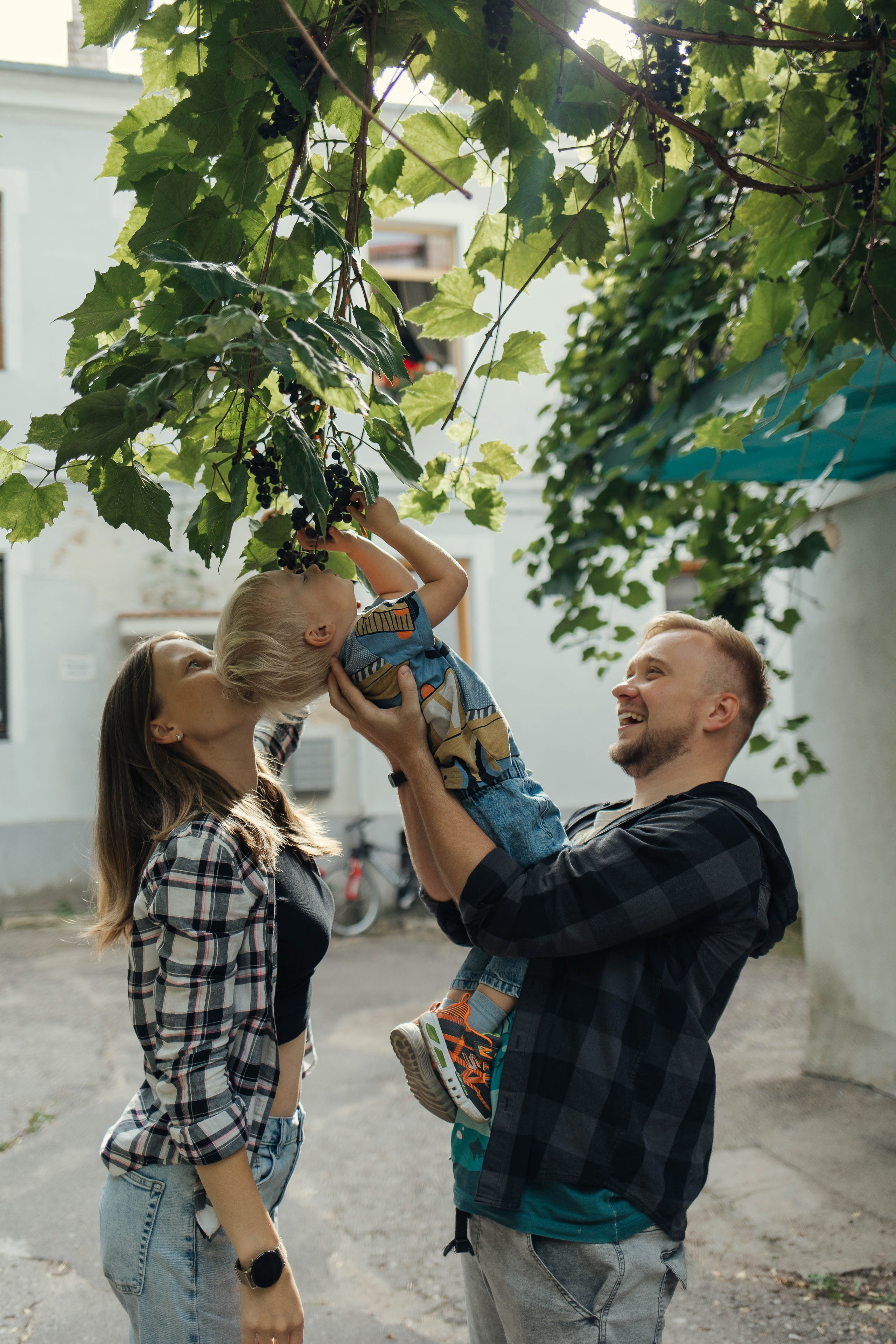 Along the streets of Vilnius in lifestyle style. Family photographer in Vilnuis Svetlana Naumova