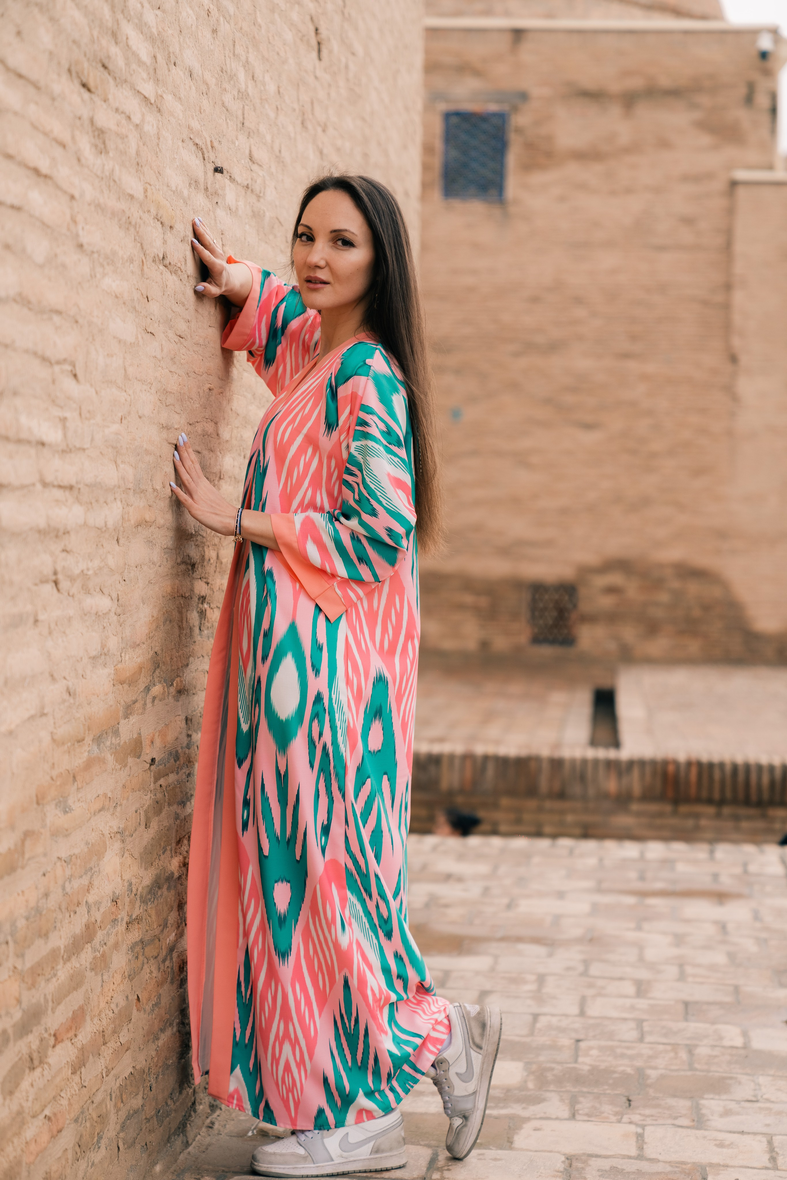 Photoshoot in a robe in Samarkand: Unique Shots with the Shah-i-Zinda. Photographer in Uzbekistan and Samarkand Djasur Marupov