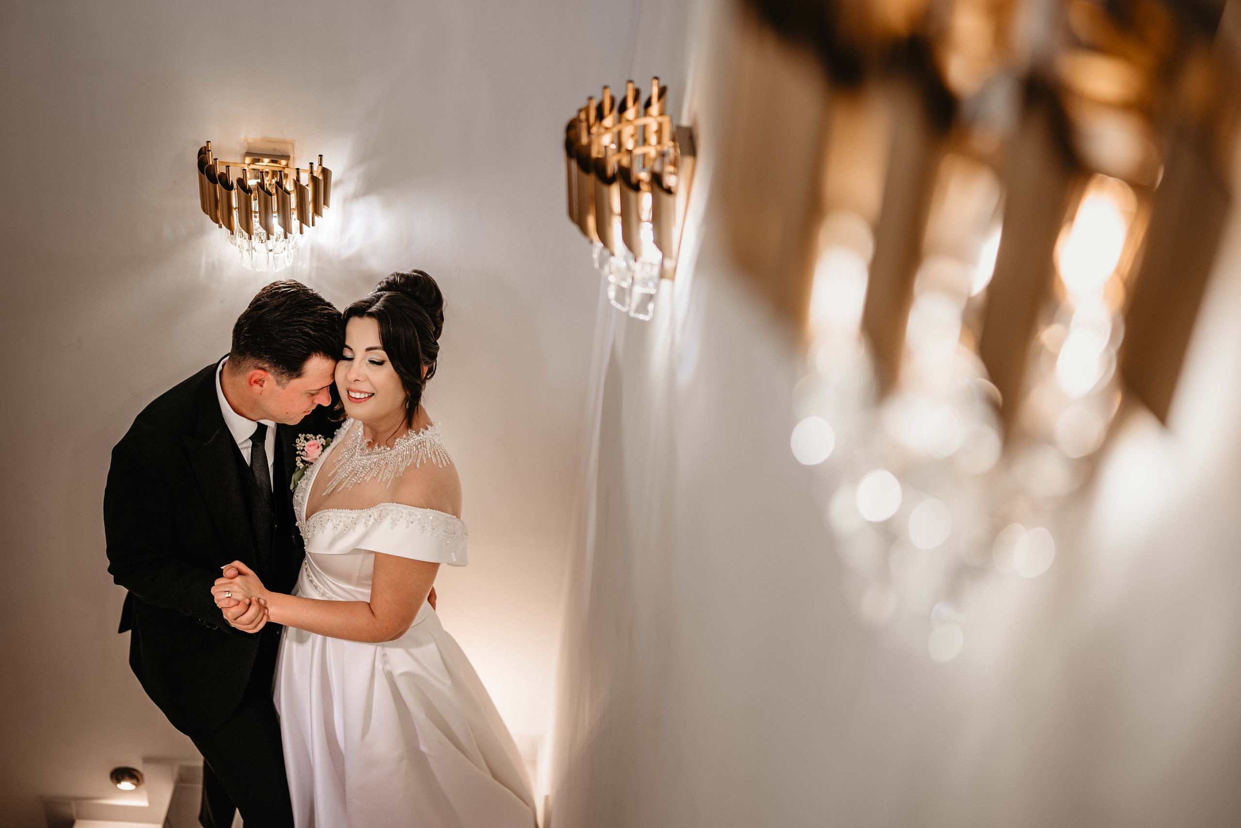 Radu Rahovan Fotograf de nuntă Cluj – mire și mireasă sedință foto în ziua nunții la local, emoție, iubire, senzualitate