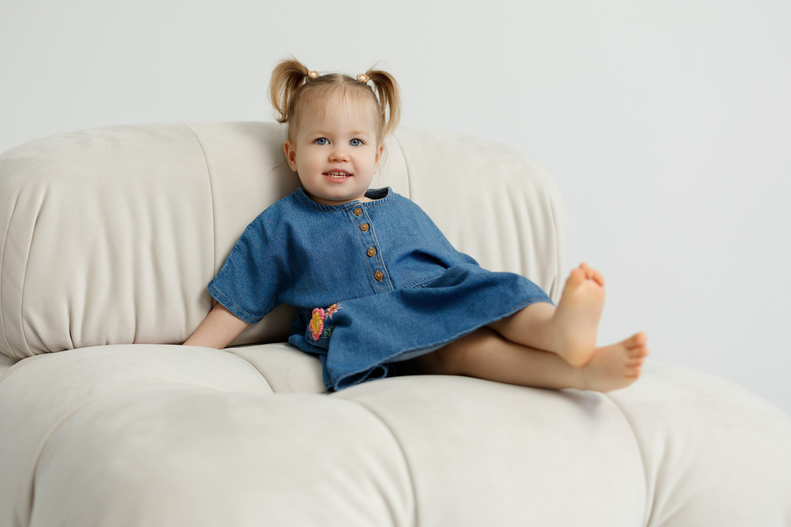 Ședință Foto de Familie — Stil Minimalist pe Fundal Alb. Scarlat Photography