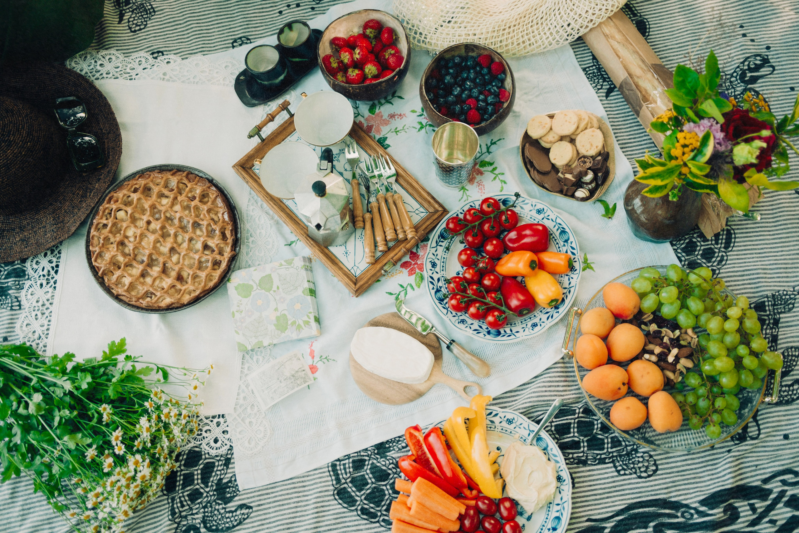 Girls Picnic on the lake. Professional Photographer in Berlin — Portraits, Love Story, Events, F