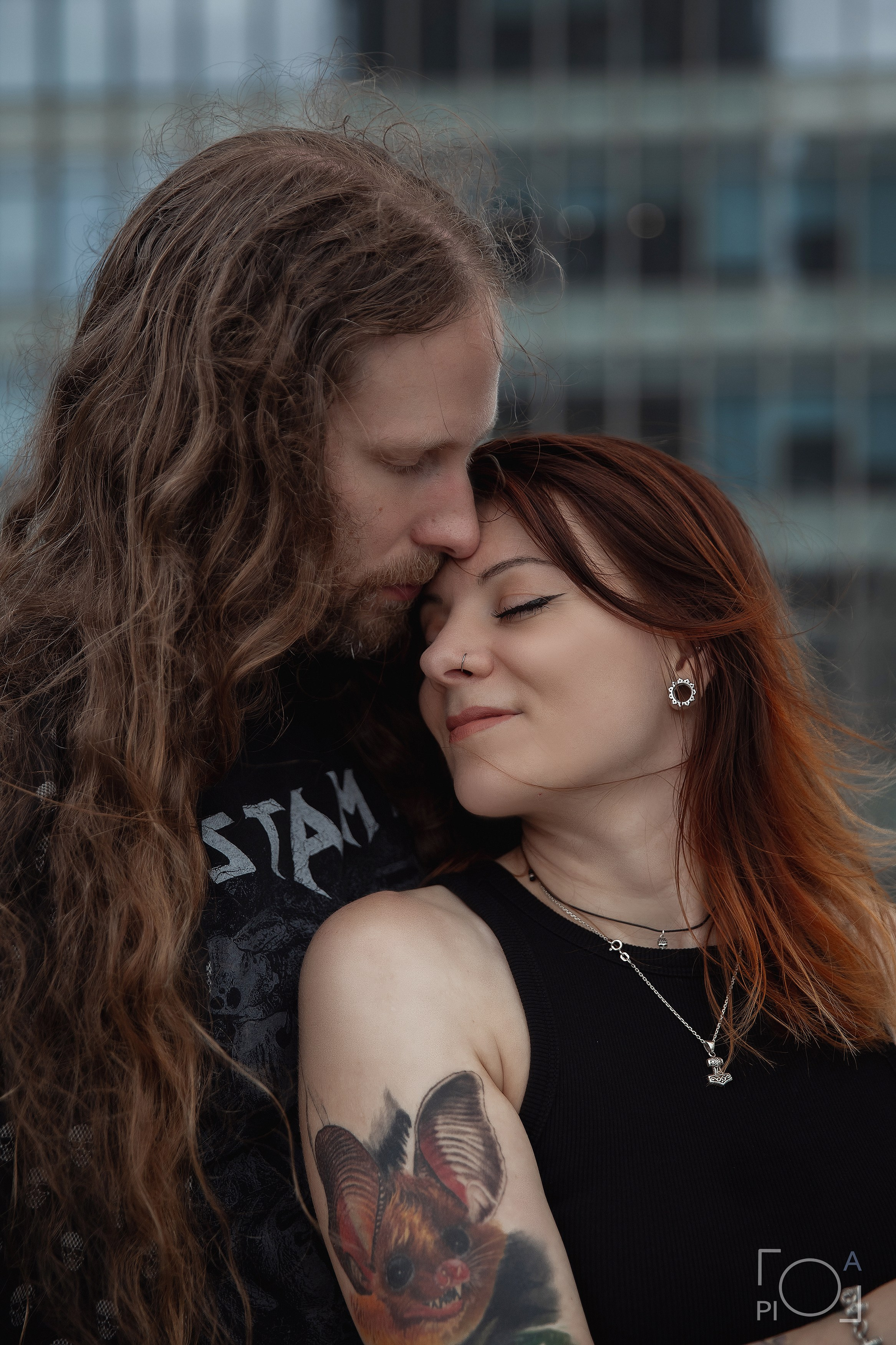 Влюбленная пара - мужчина и женщина. Шанхай, дождлива погода, ветер