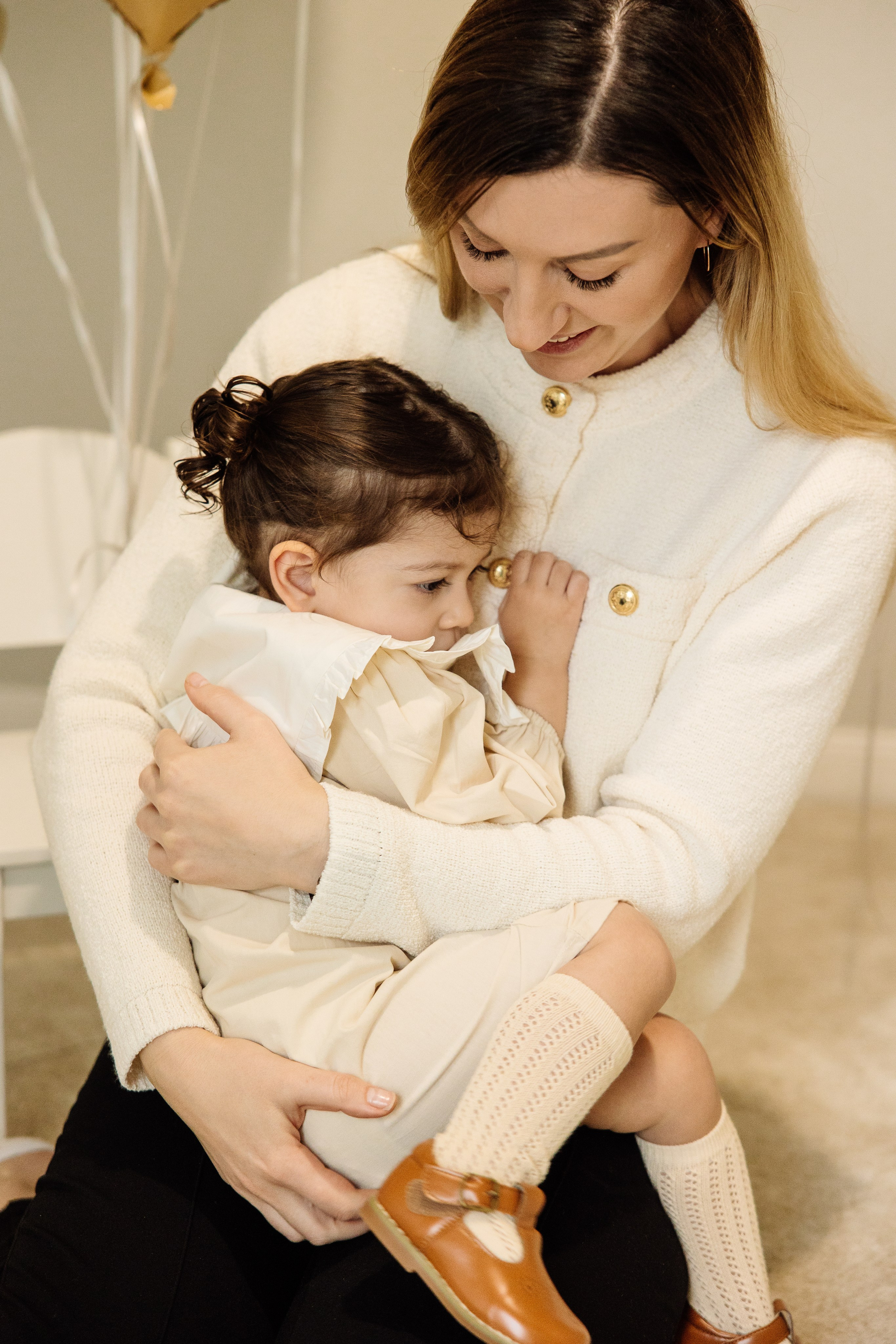 Le câlin de la mère, moment tendre