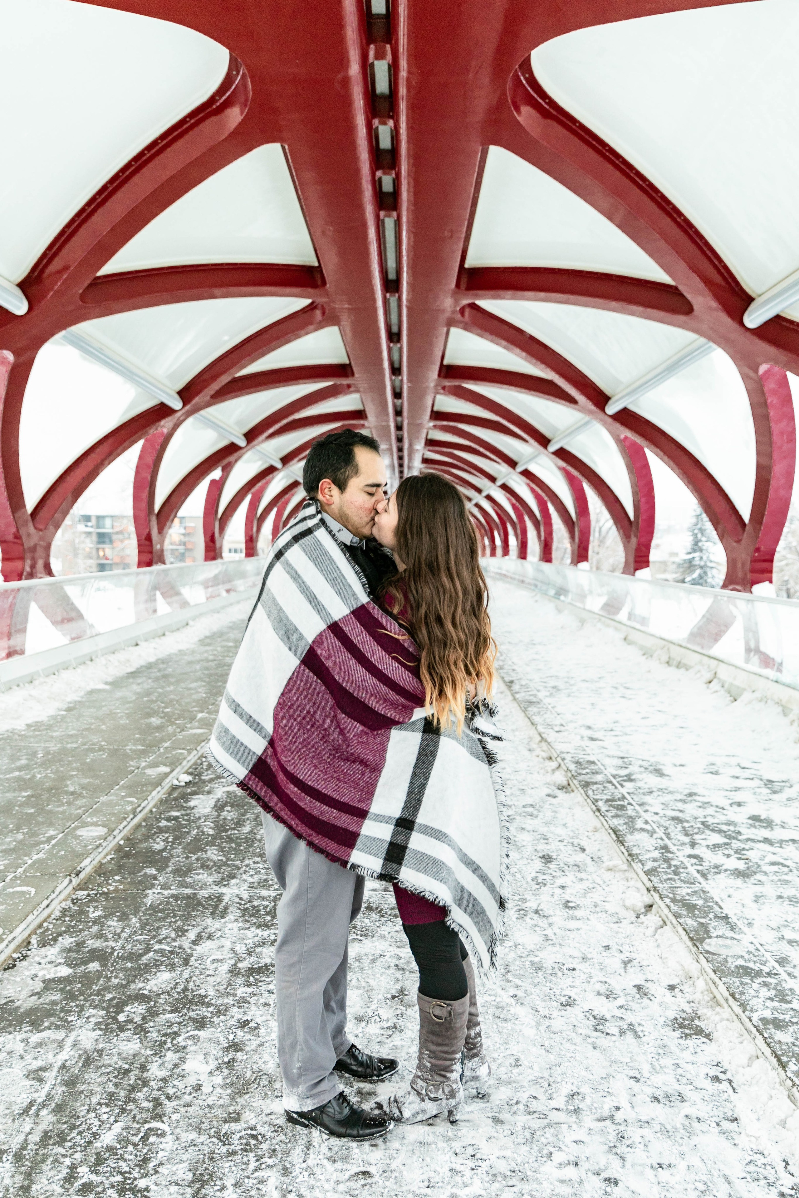 Iván & Andrada — Princes Island Engagement. Fotografía accesible en Calgary