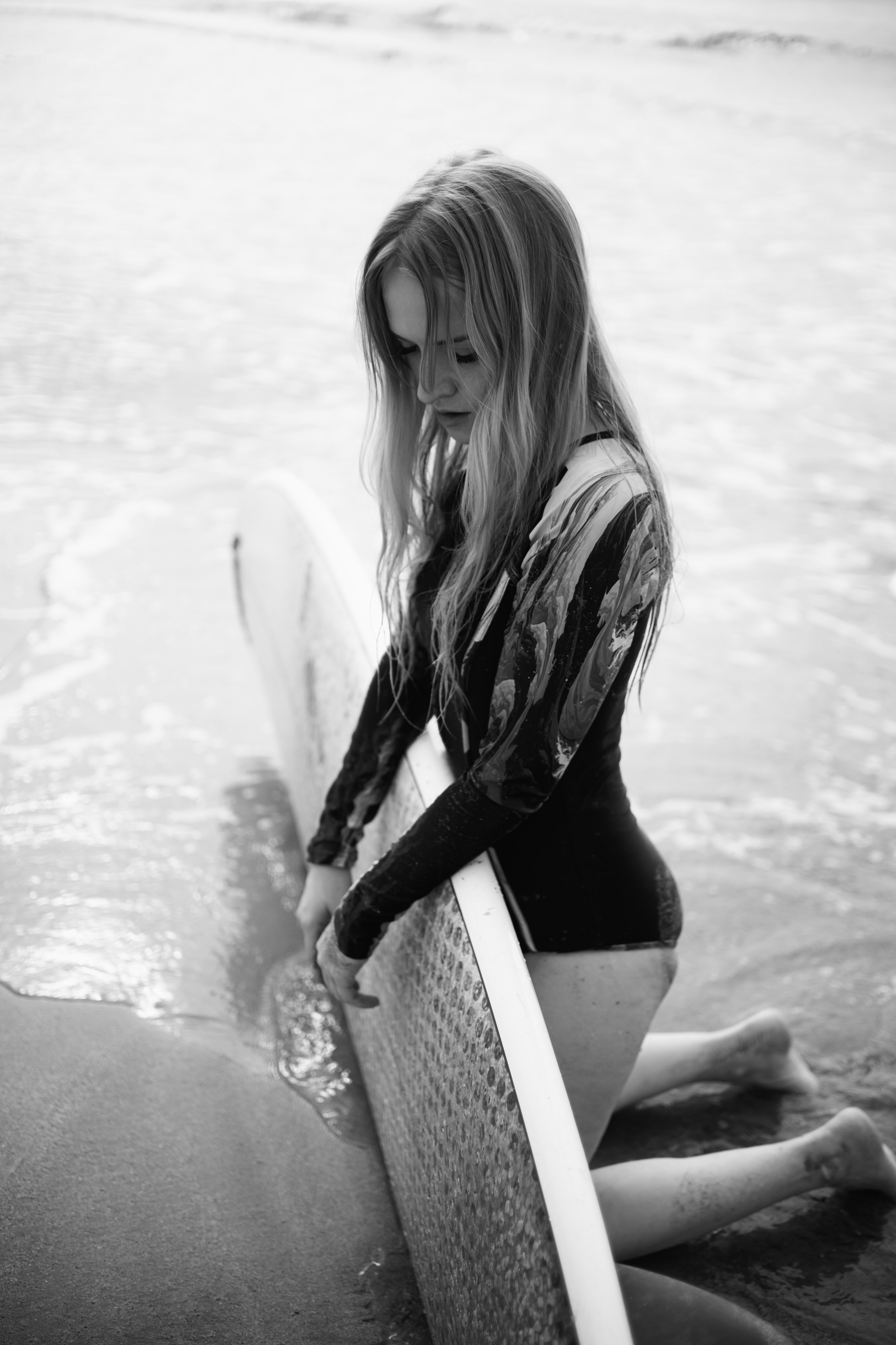 Photoshoot with a surfboard | BW