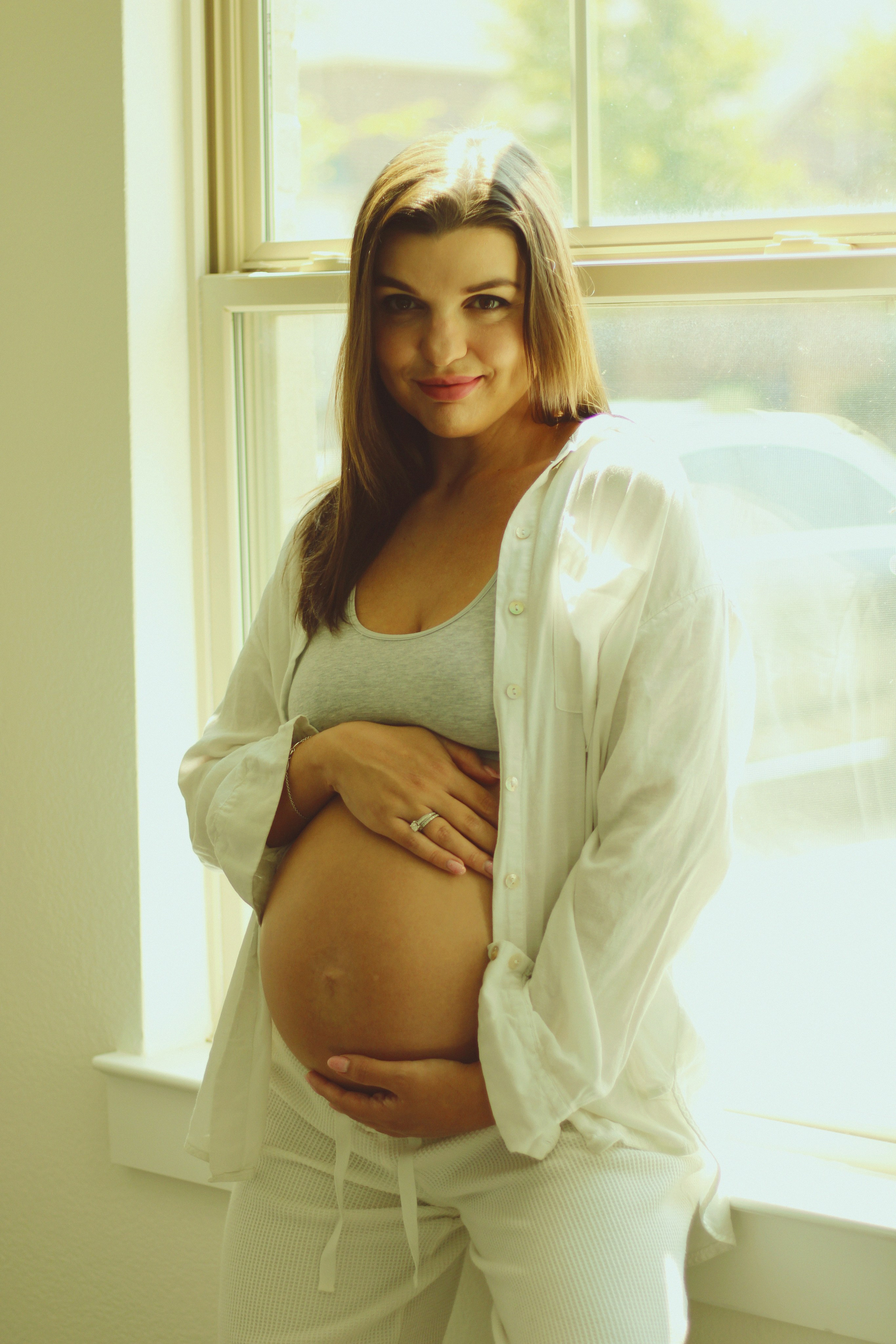 Maternity, Family & Pregnancy Photoshoot at Home. Lana Petrychenko — Portrait & Family Photographer. Valencia, Spain