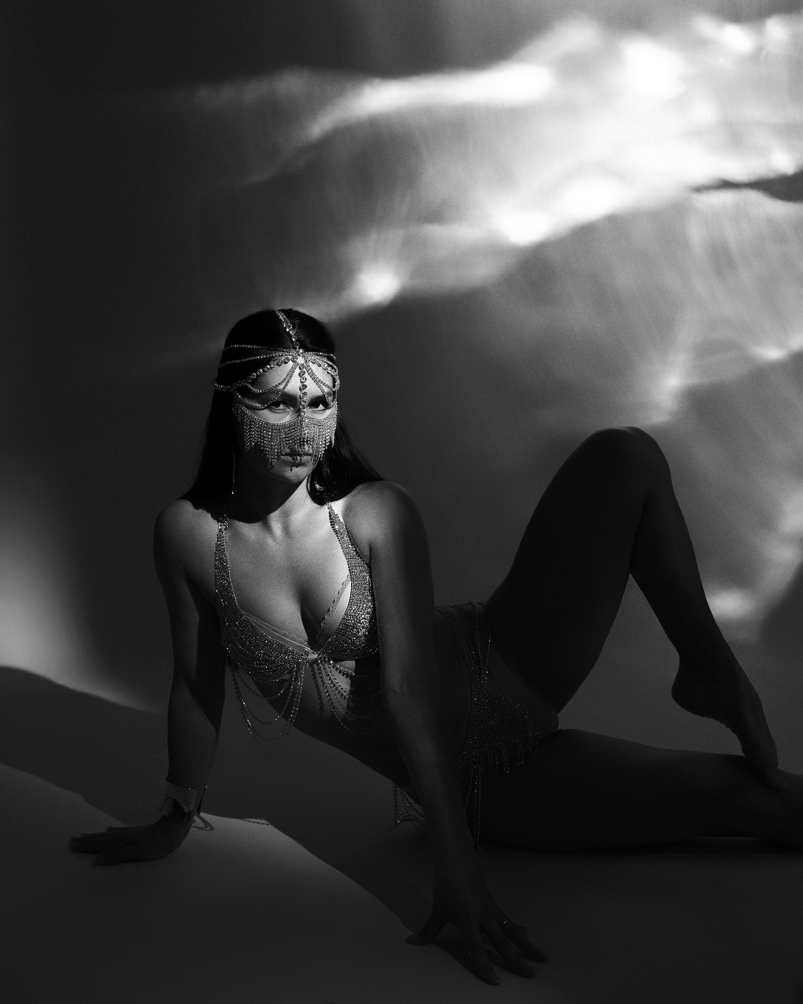 Gulya in orientalischer Kleidung – mystische Atmosphäre in Schwarz-Weiß