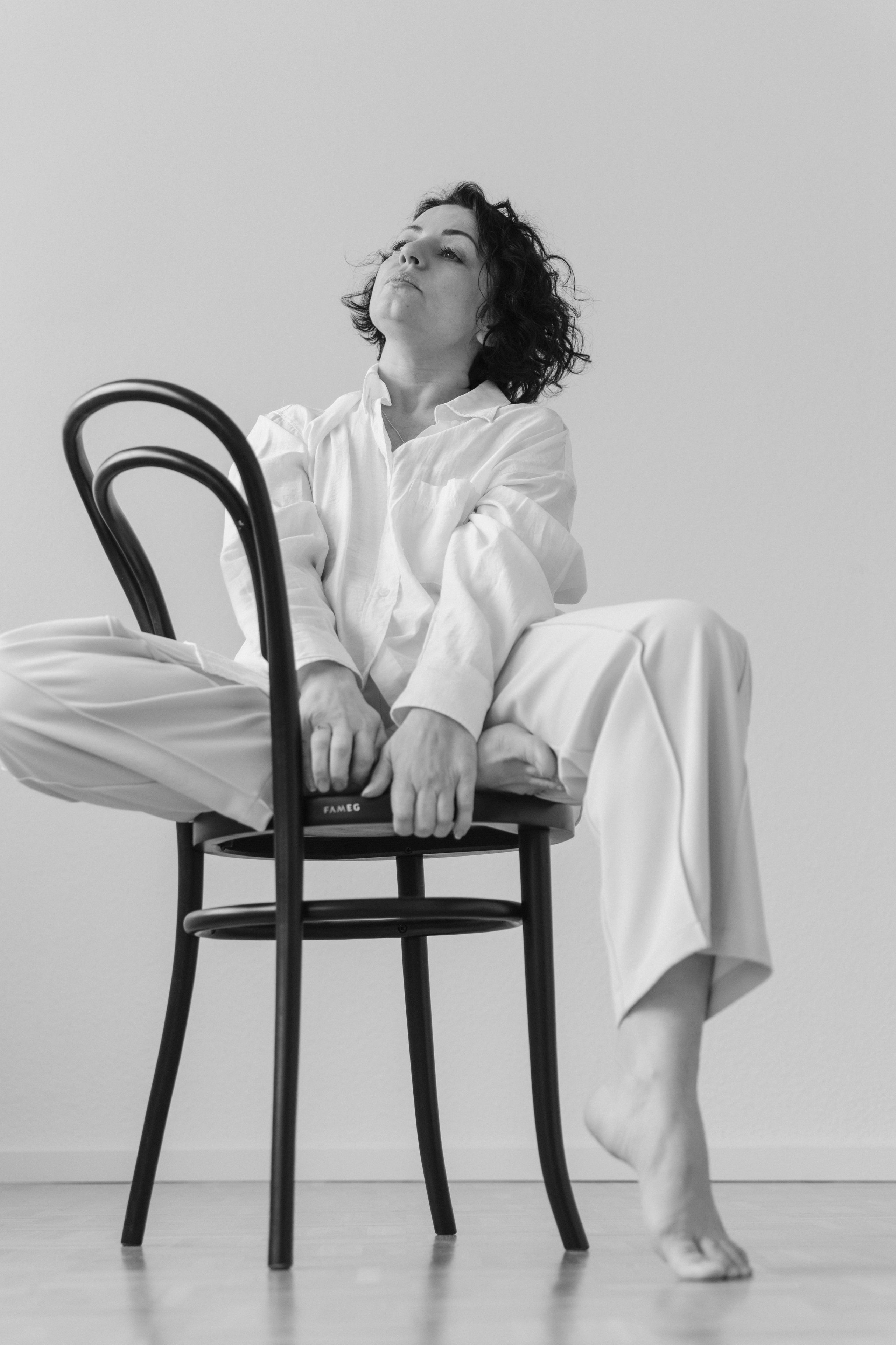 Fotoshooting im Studio mit weißem Licht. Schwarz-weiß Fotografie in Münster. Fotografin Viktoria Roschen