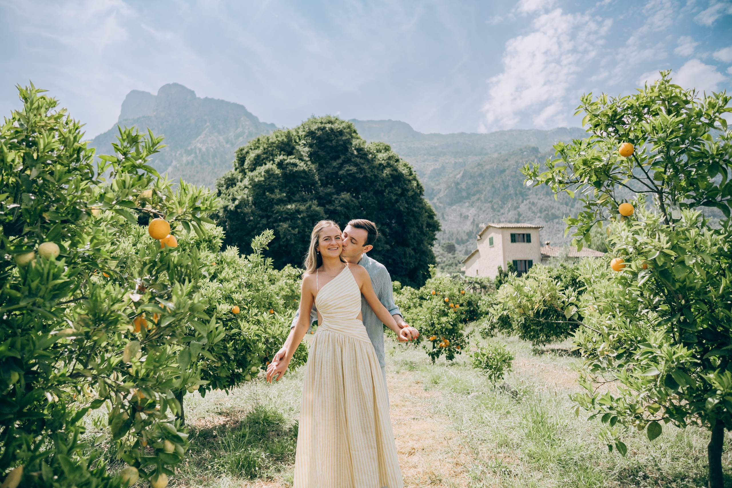 Relaxed Couple Session in Mallorca — Citrus Fields & Seaside. Фотограф у Пальма де Майорка