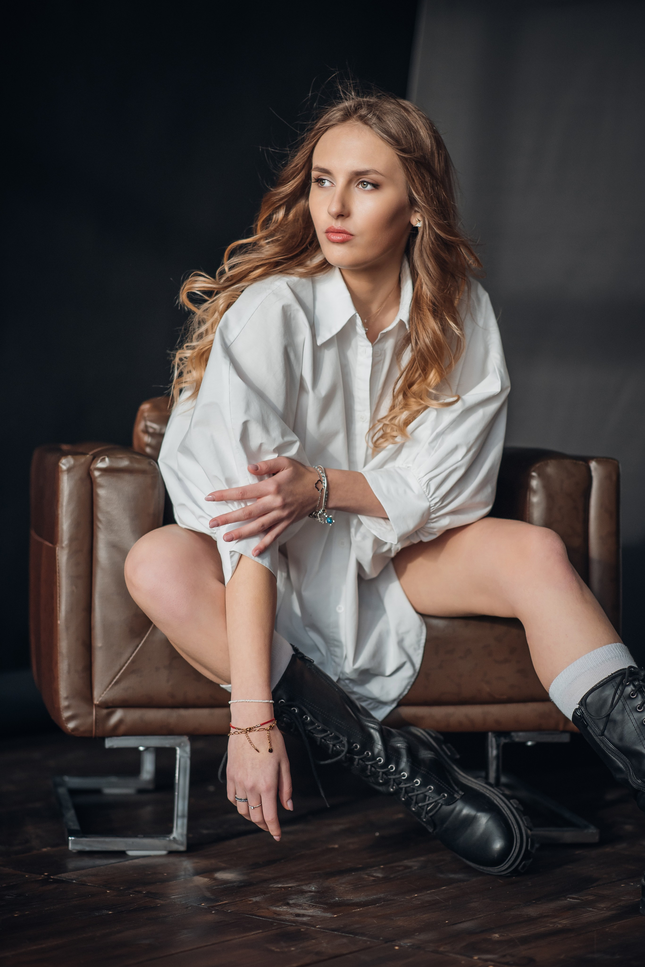 Fotosesijos studijoje. Aukse Stravi fotografė