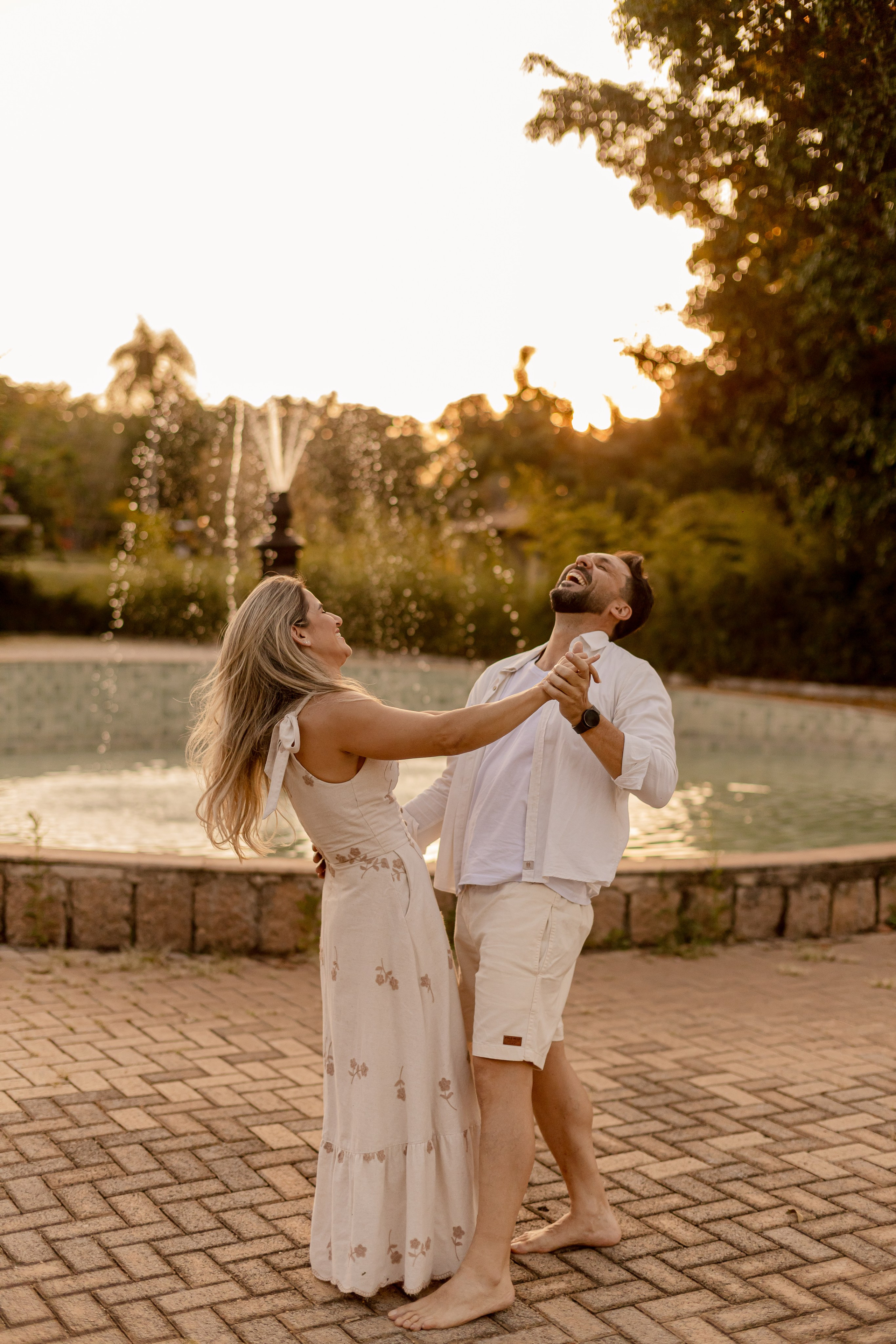 Ensaio Pré-Wedding no Interior Paulista com Lago, Areia e Pôr do Sol | Studio Melk. Tela cheia