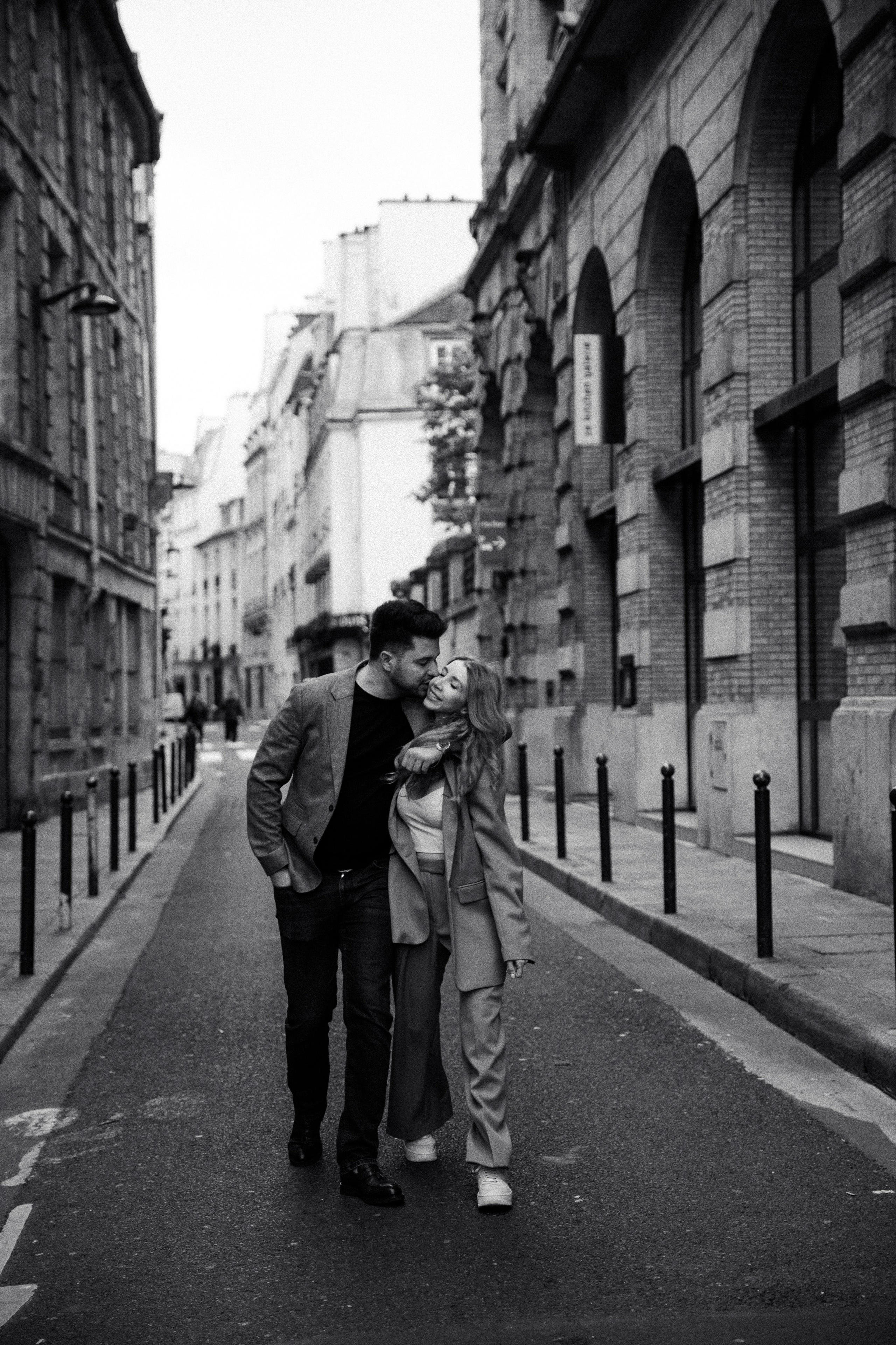 Couple Photo Walk in Paris — Romantic Lifestyle Photography. Paris Wedding Photographer