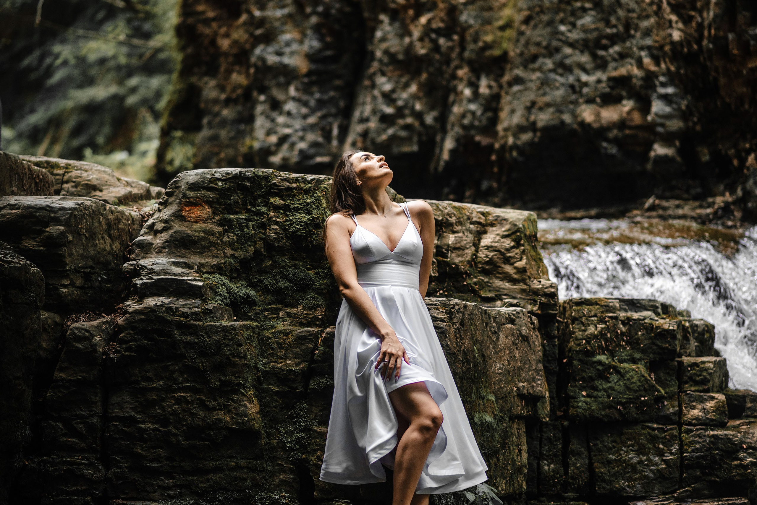 Вася та Оля дозйомка Манявський водоспад. Весільний та портретний фотограф Кизим Арсен