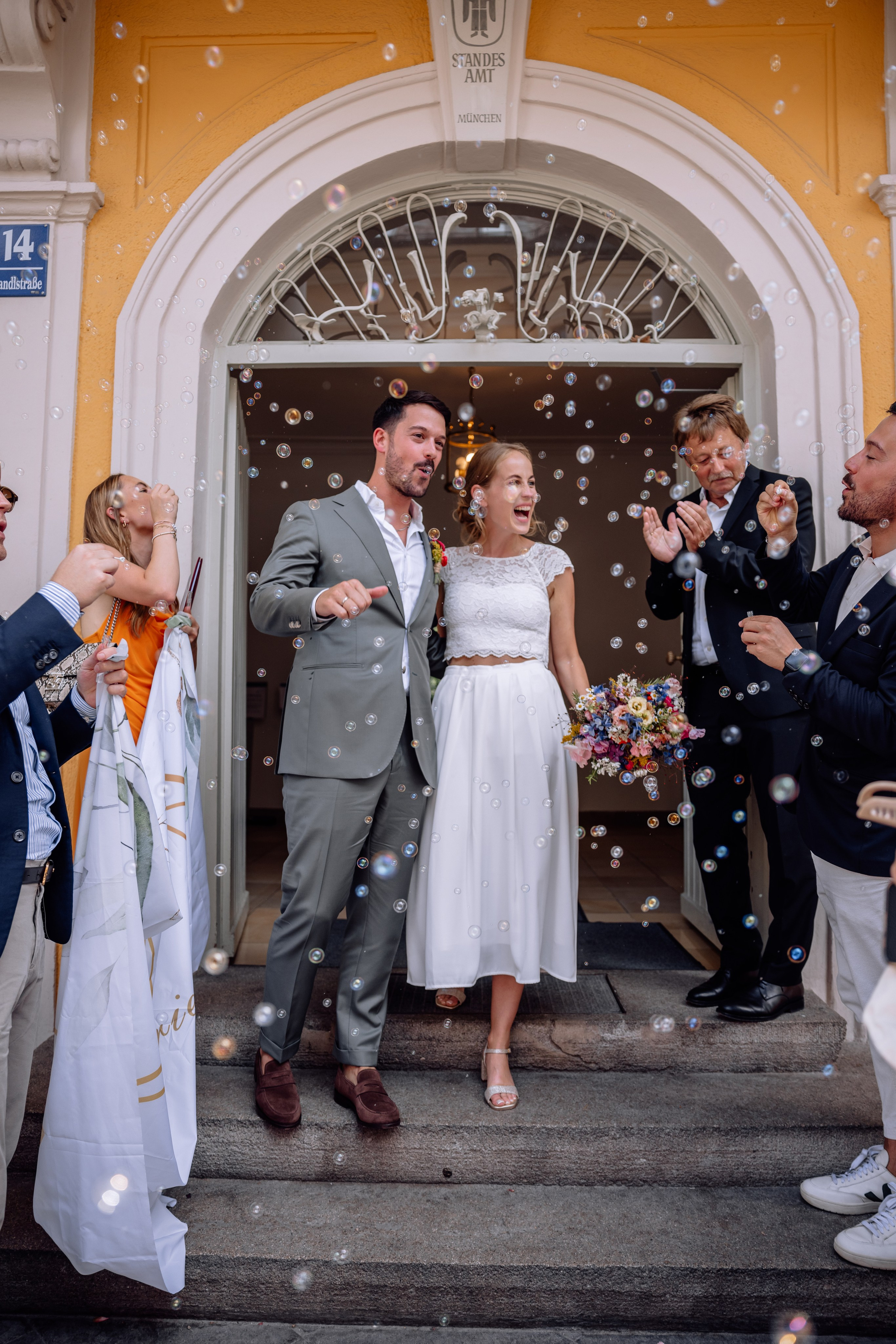 Sommerliche Hochzeitsfotos im Standesamt Mandlstraße & Schwabing. Hochzeitsfotograf München Taufe Familienfotograf Tanja Mauke