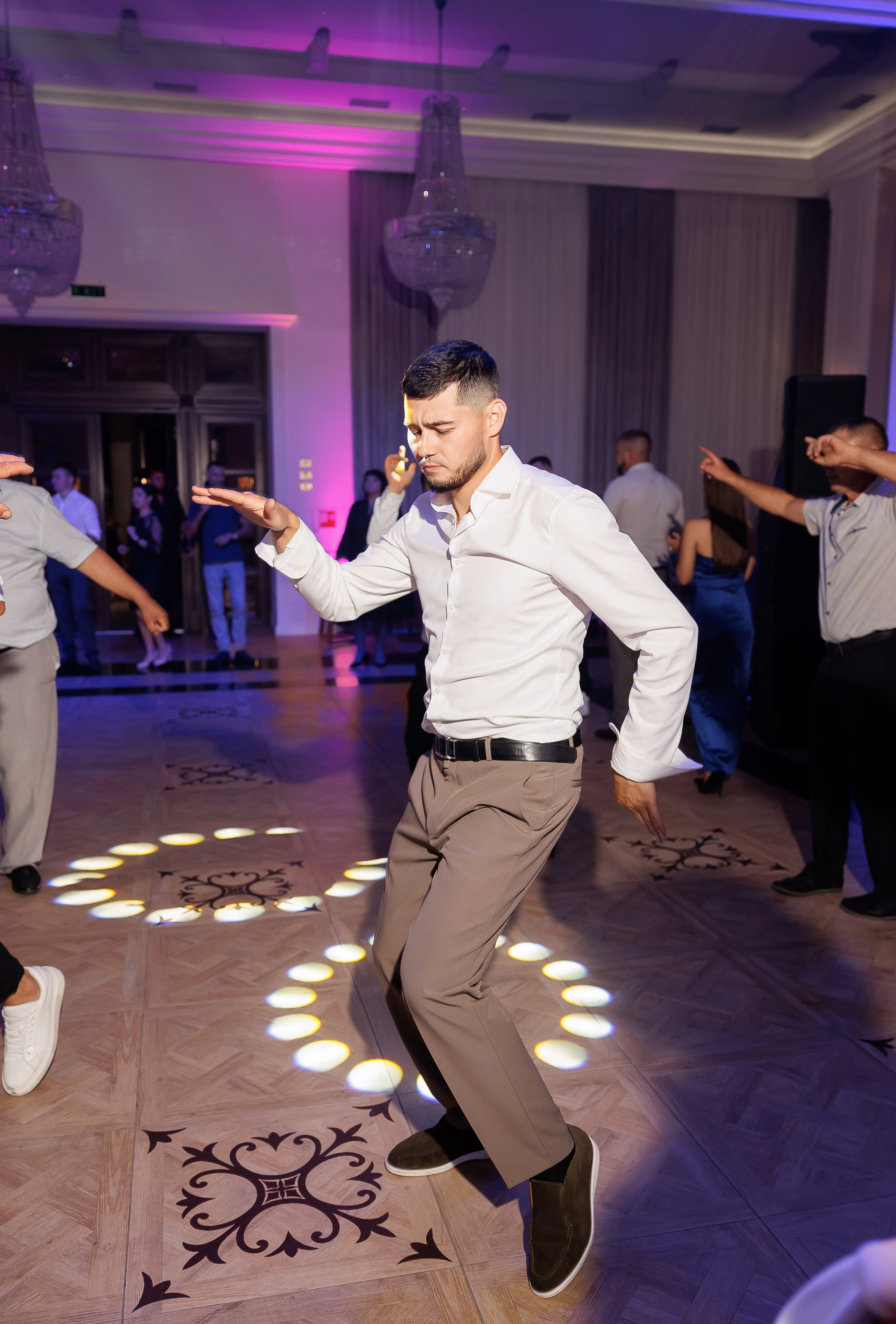 Eugen & Livia — Grand Elysee — Wedding Day. Servicii Foto și Video 067188353