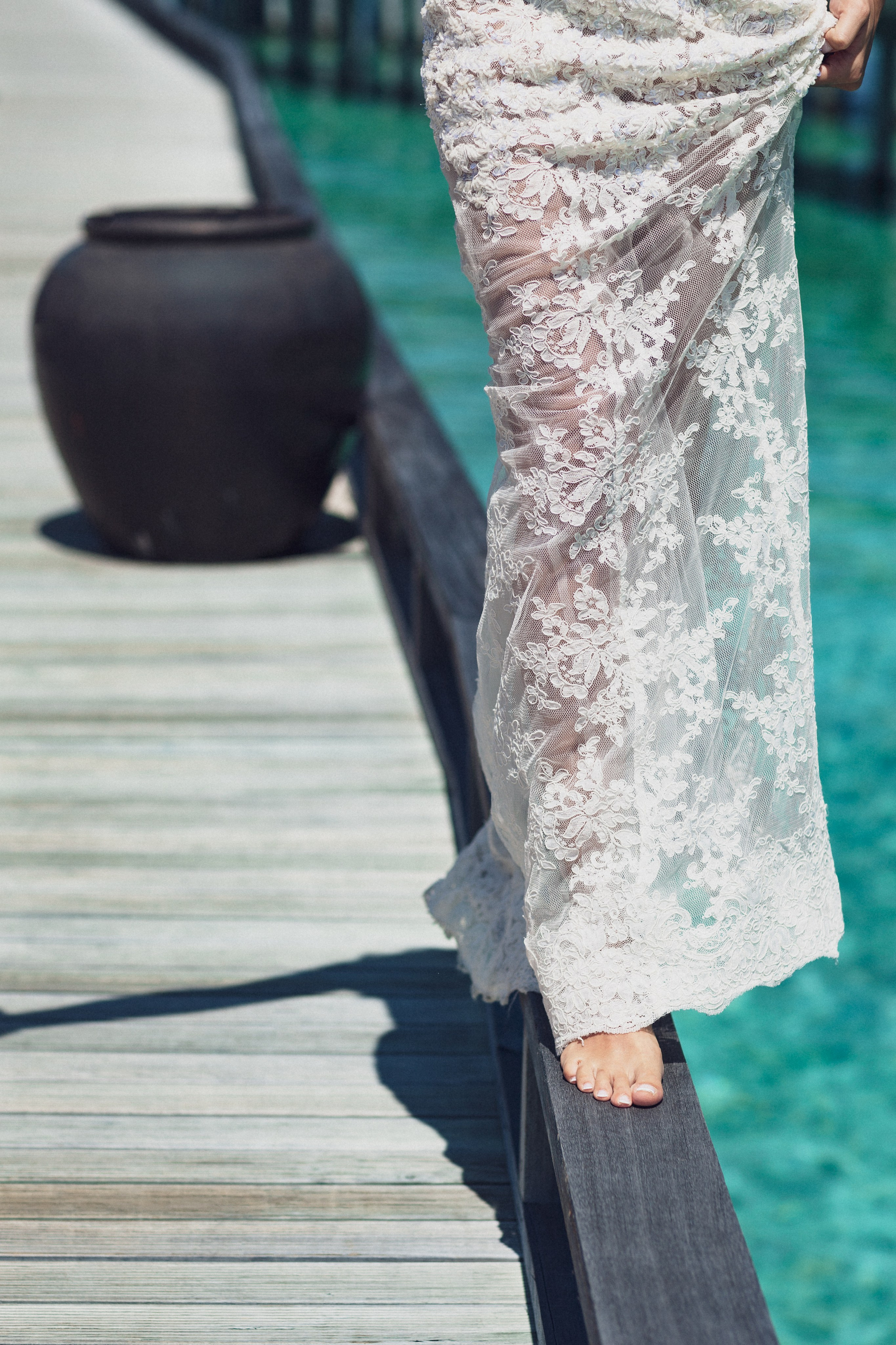 Фотограф в Ирландии Дублин Медовый месяц невеста вода ноги платье кувшин море океан