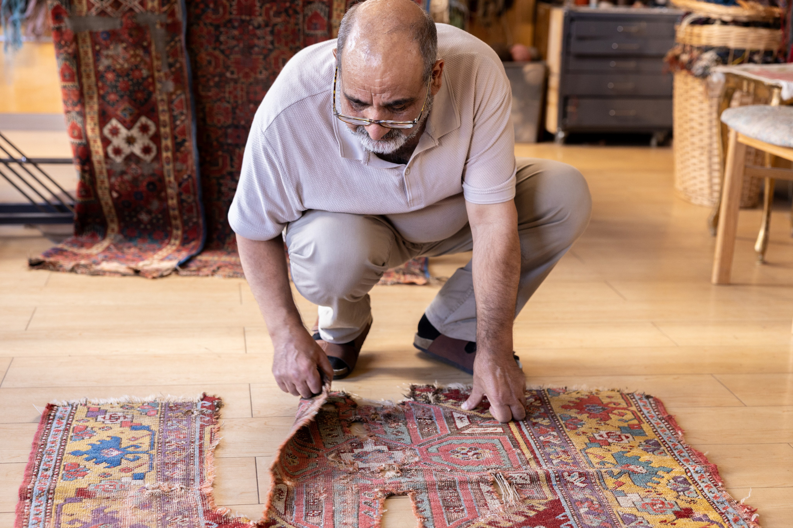 Teppichrestaurator, Salzburg, 2024. Guzel Kolobova| Fotografin| Salzburg