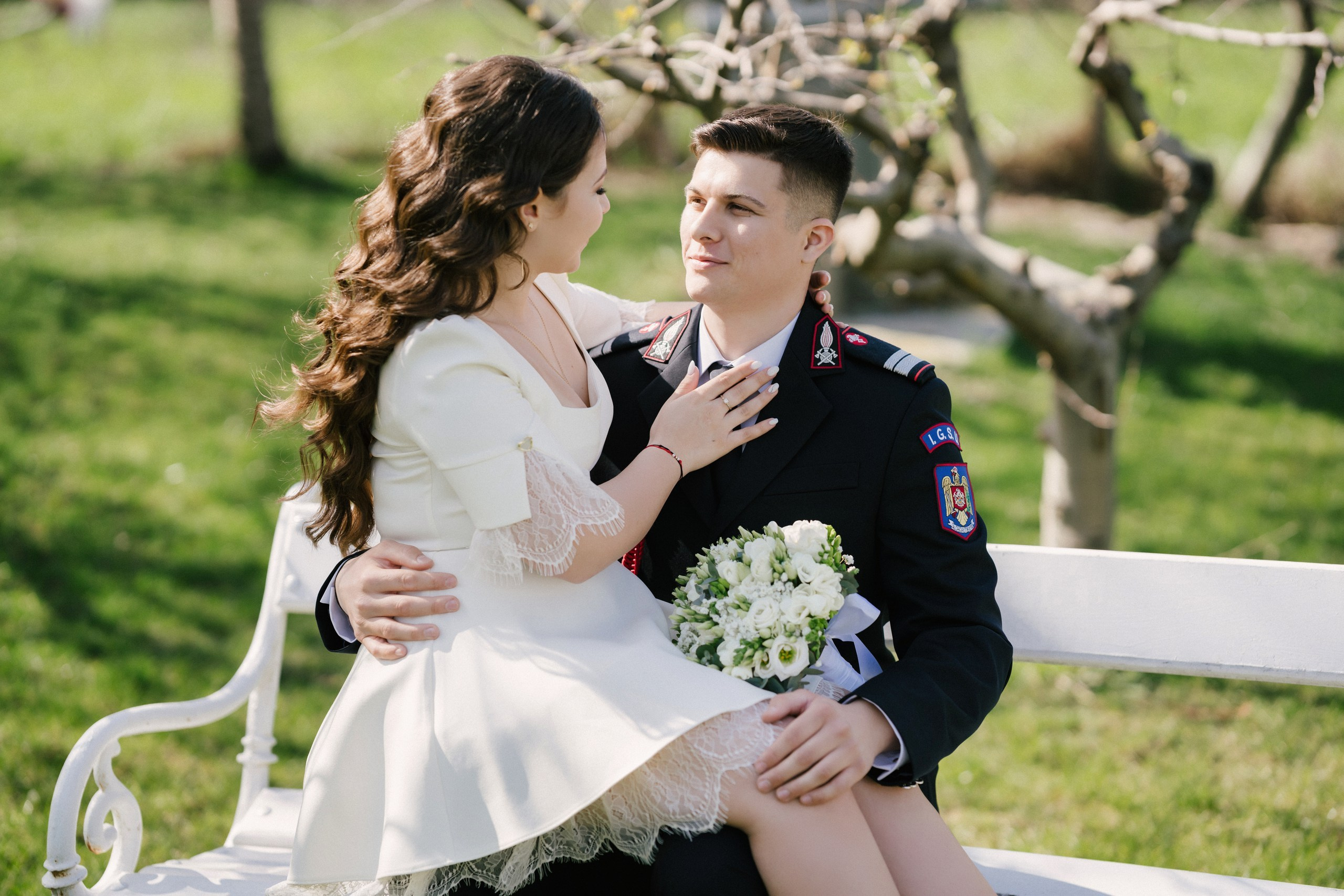 Povestitor prin fotografie - Fotograf nuntă Botoșani  – Alin Chirilă -* Gabriel și Denisa la starea civilă în Unțeni Botoșani, fotografie de cuplu pe scări elegante, Alin Chirilă fotograf* Mire și mireasă după cununia civilă în comuna Unțeni Botoșani, ședință foto realizată de AlinoFotoStudio* Fotograf stare civilă Botoșani, Gabriel și Denisa privindu-se cu drag pe scările locației de eveniment* Cuplu proaspăt căsătorit la cununia civilă Unțeni, fotografie romantică realizată de Alin Chirilă fotograf* Gabriel și Denisa după ceremonia civilă, ședință foto la Restaurant Luceafărul Popas Cucorăni* Fotograf evenimente Botoșani, stare civilă Unțeni, mire și mireasă în cadru elegant și luminos* Mire în uniformă și mireasă cu buchet alb, fotografie de nuntă civilă în județul Botoșani* AlinoFotoStudio portret de cuplu la stare civilă, Gabriel și Denisa în ziua logodnei civile* Fotograf cununie civilă Botoșani, moment romantic surprins la Popas Cucorăni Luceafărul* Gabriel și Denisa și-au spus da la Unțeni Botoșani, amintiri fotografice naturale și elegante* Mireasă cu păr ondulat și mire în uniformă militară, fotografie de cuplu la stare civilă* Alin Chirilă povestitor prin fotografie, cununie civilă Gabriel și Denisa în Botoșani* Ședință foto de stare civilă Botoșani, cuplu pe scări decorative într-un cadru rafinat* Fotograf nuntă și stare civilă Suceava Botoșani Iași, Gabriel și Denisa în ziua cea mare* Imagine romantică de la cununia civilă Unțeni, mire și mireasă zâmbind unul către celălalt, fotograf uvertura mall Botoșani, fotograf mall- servicii foto- video Botoșani 