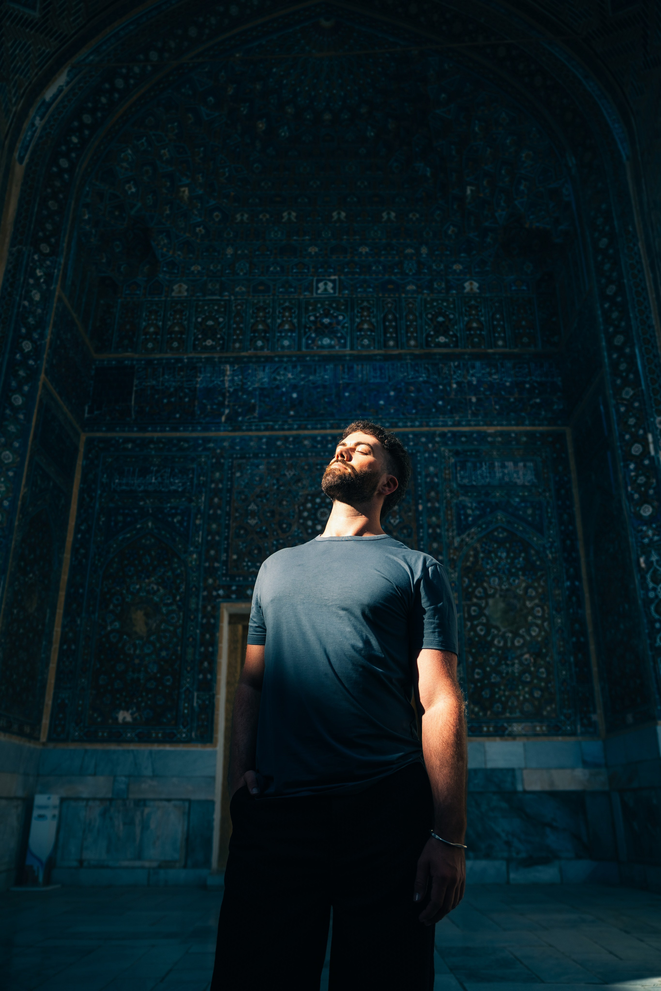 Турист в Самарканде на фоне мавзолея Гур-Эмир, атмосферное фото во время путешествия