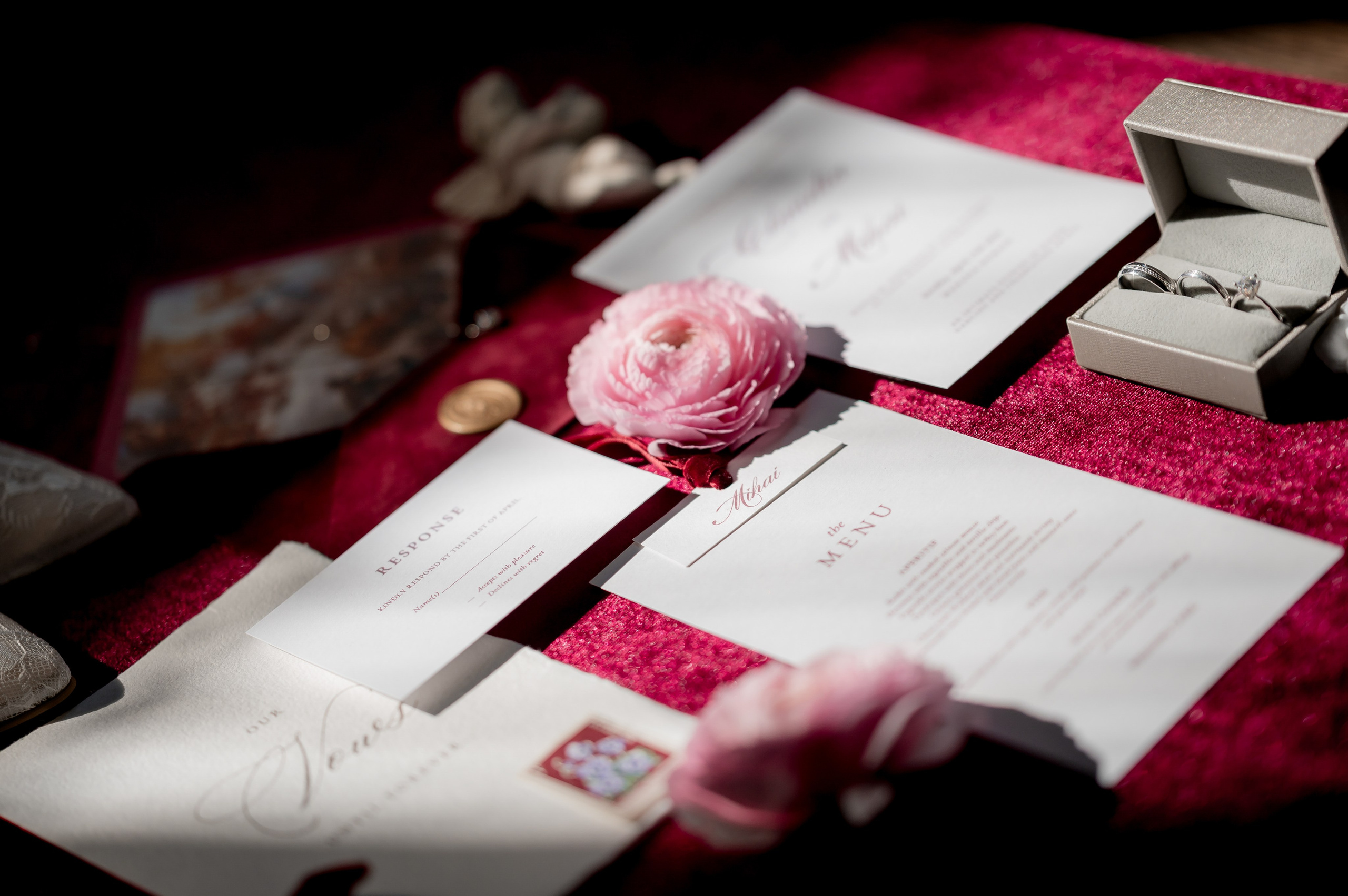 detalii invitatii nunta flat lay elegant