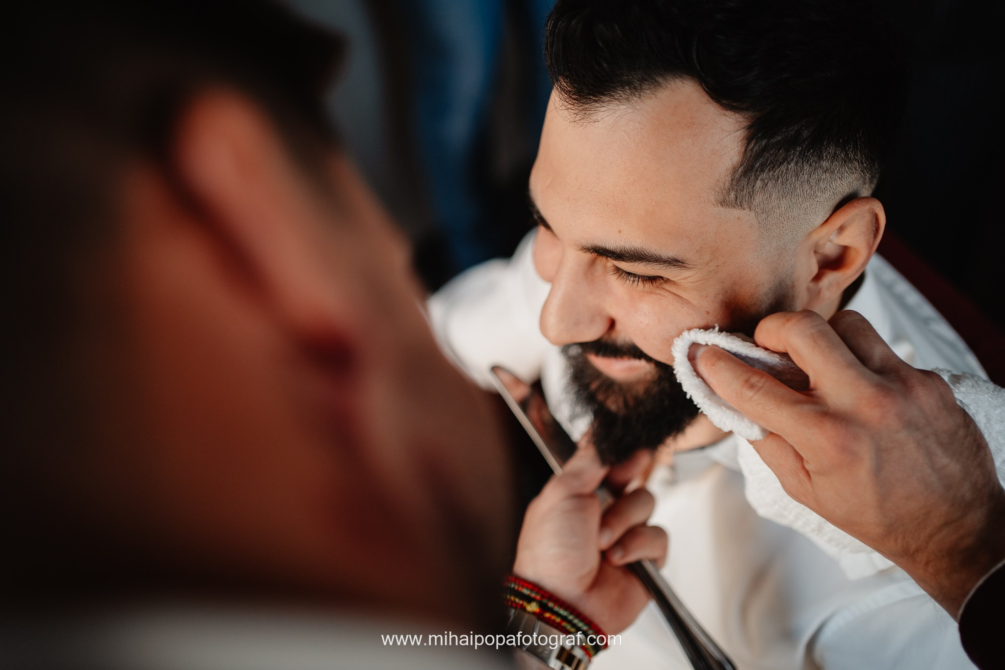 Moment emoționant între miri în ziua nunții, surprins într-un cadru natural și romantic, la Daimon Events. Fotografie de nuntă profesională, editată artistic pentru a evidenția emoția și eleganța evenimentului.