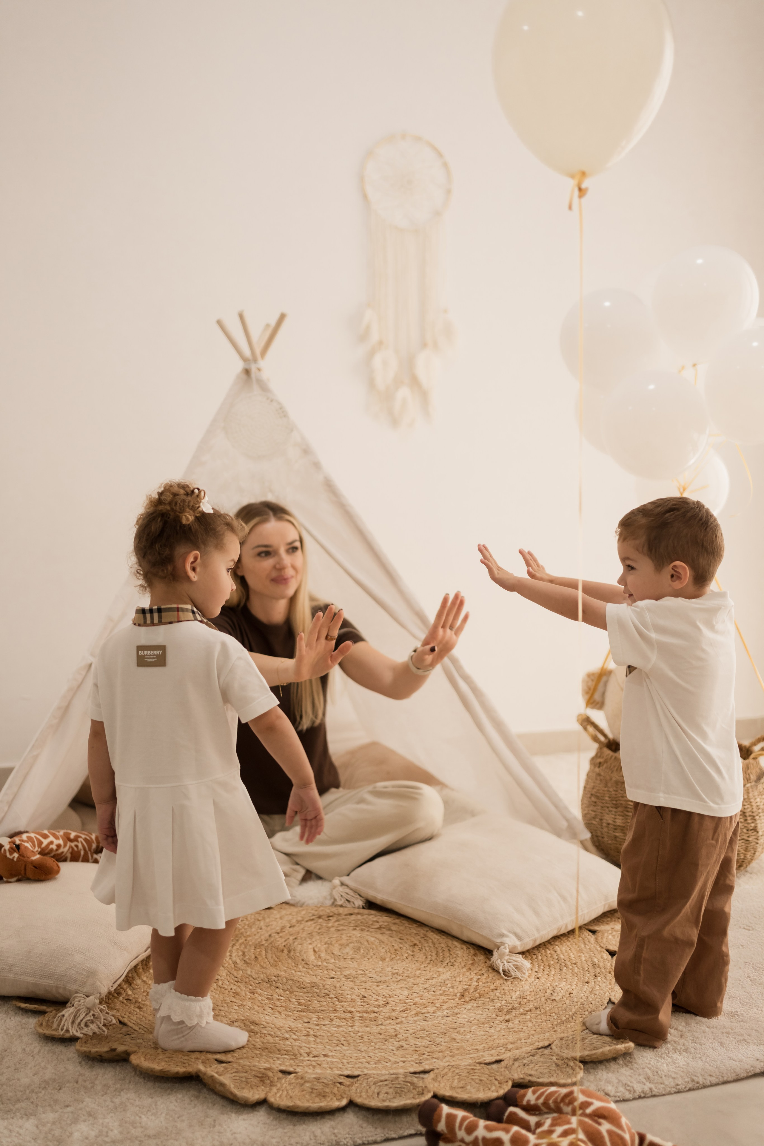 Home studio session — fun and giggles!. Angela Iakovleva — Family Photographer in Dubai