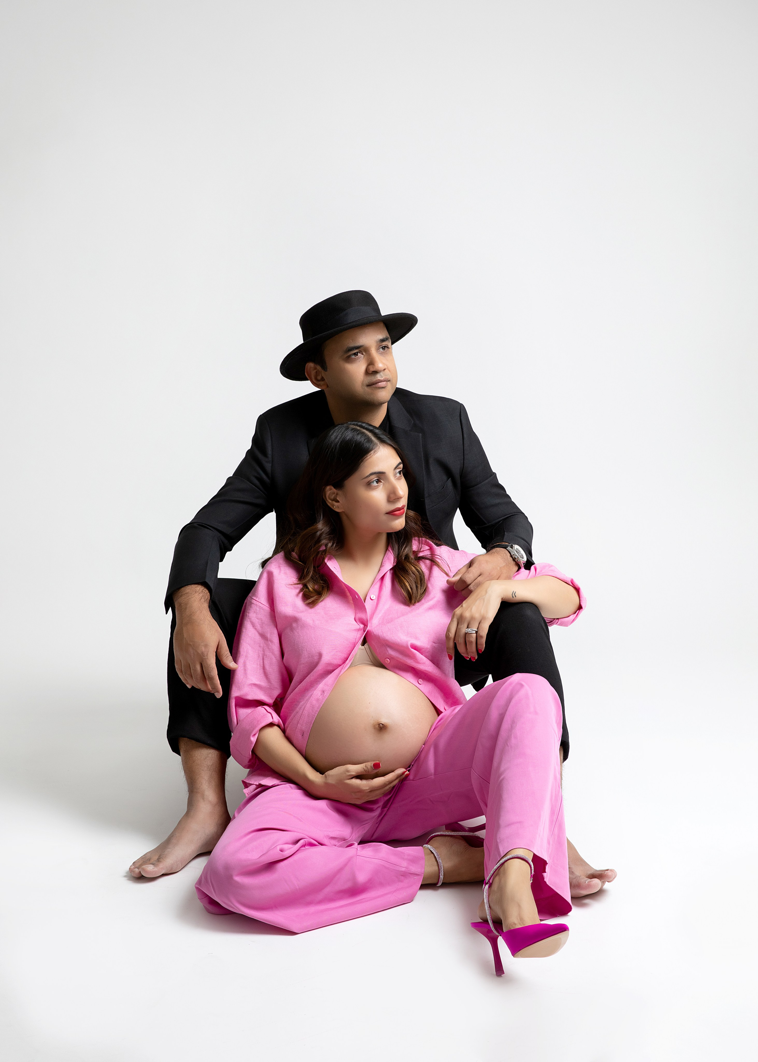 Våra graviditetsfoton fångar din lycka och stil med smakfulla klänningar som kan hyras för den perfekta fotograferingen.