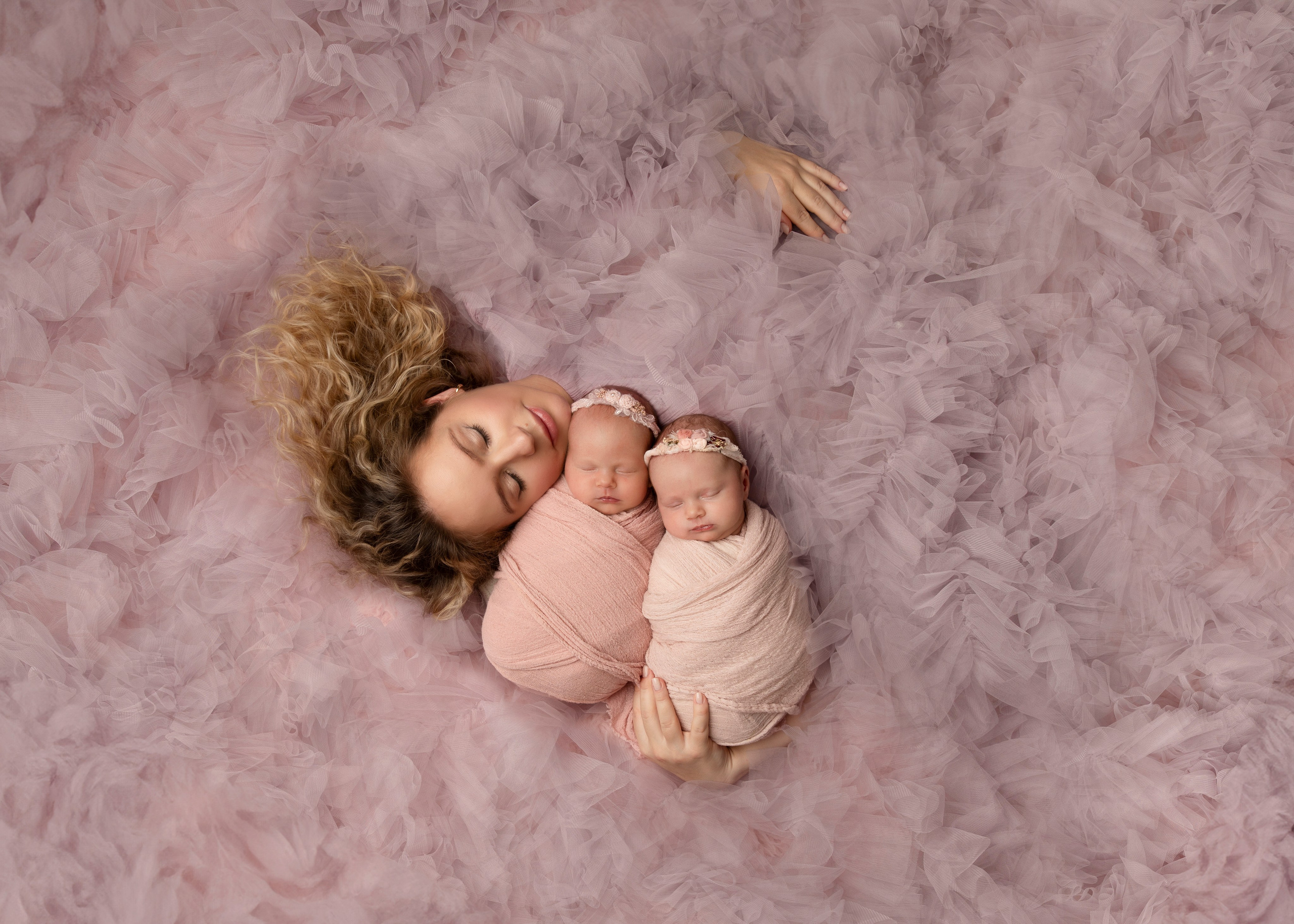 Mamma och bebis delar ett ögonblick av närhet, ett fotografi från fotosessionen full av värme.