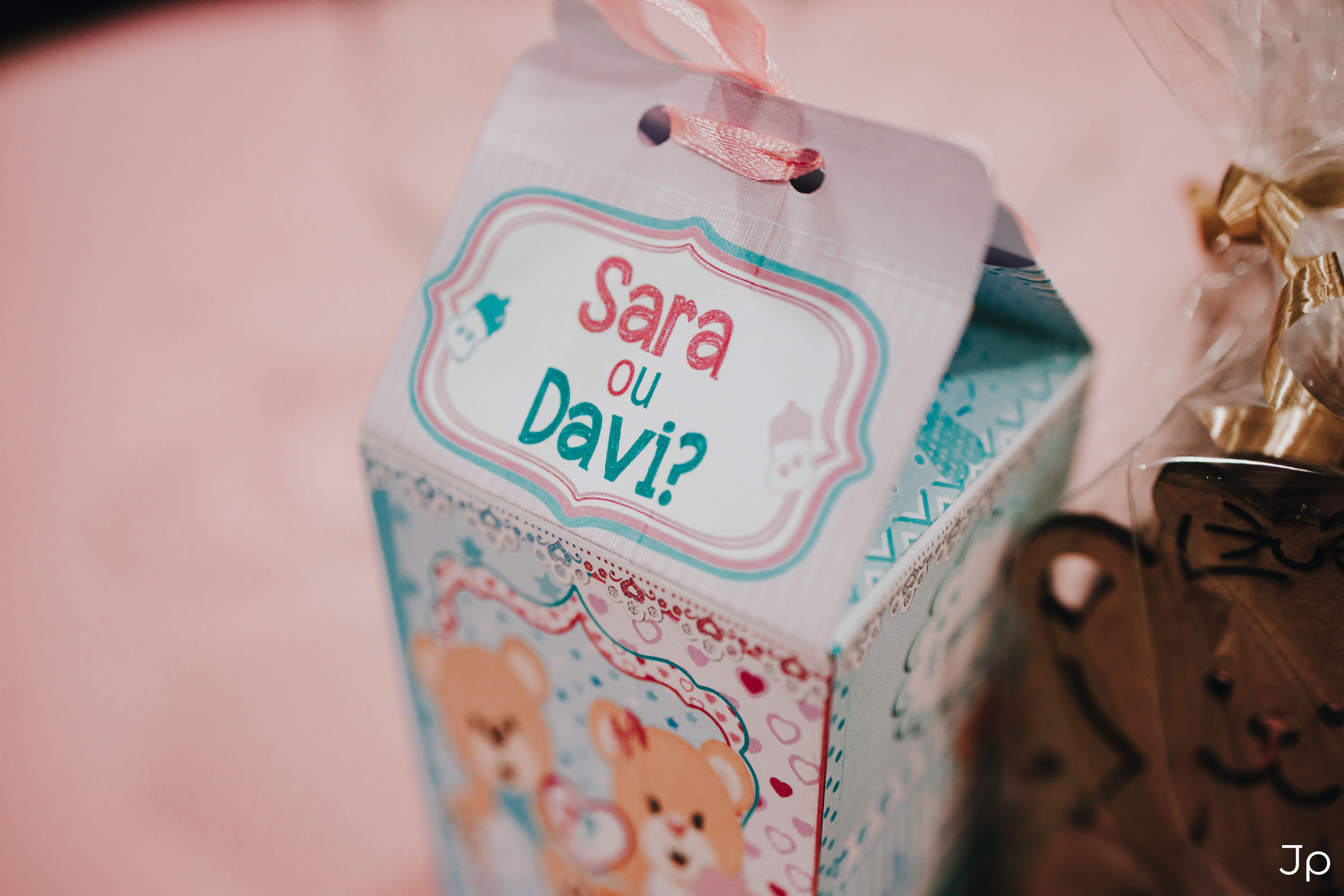  Detalhe de lembrancinhas com embalagem azul e nome Davi.