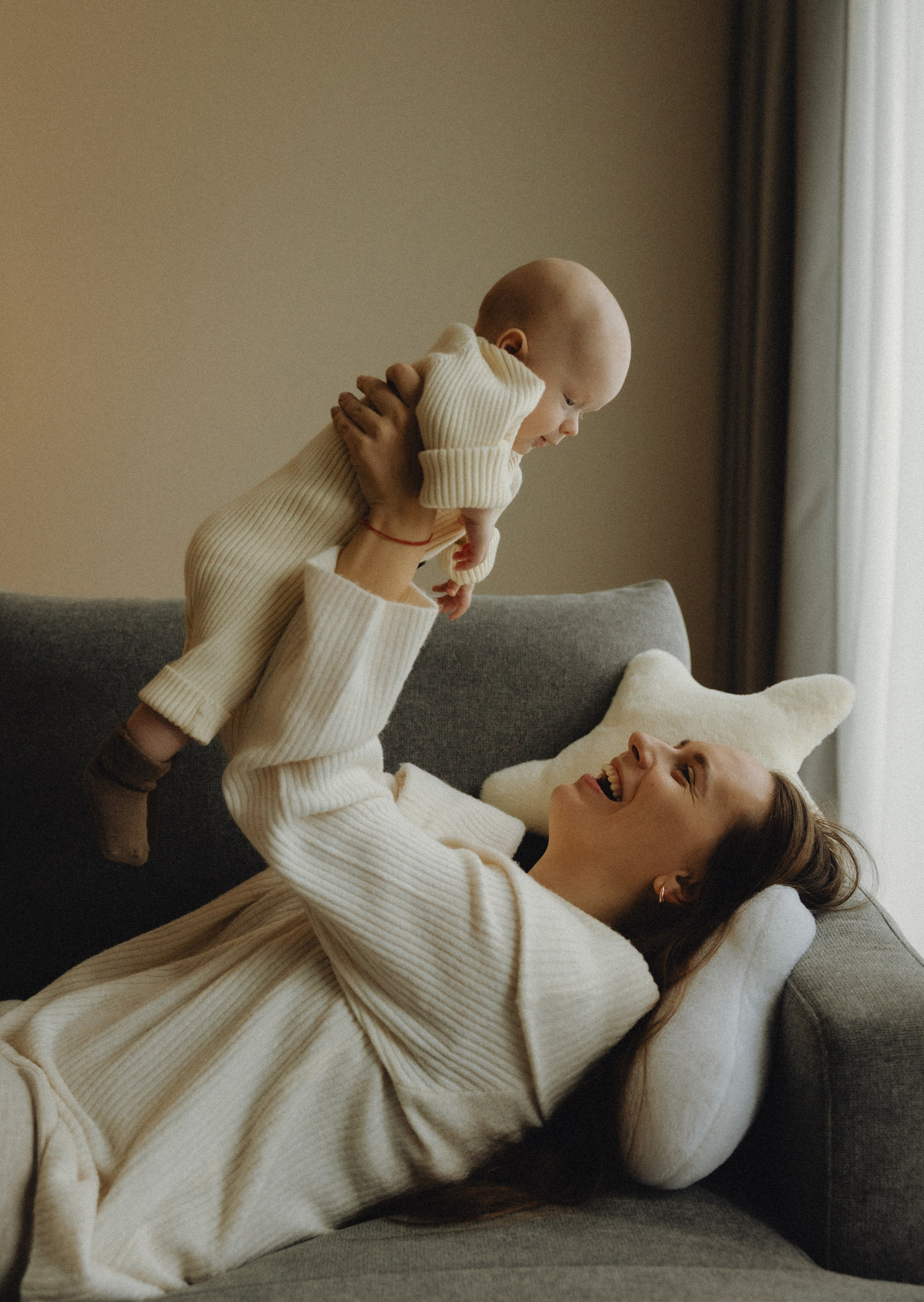 Naujagimio fotosesija namuose | 2025. Vestuvių ir šeimų fotografė Lena Bondarenko / belove photo