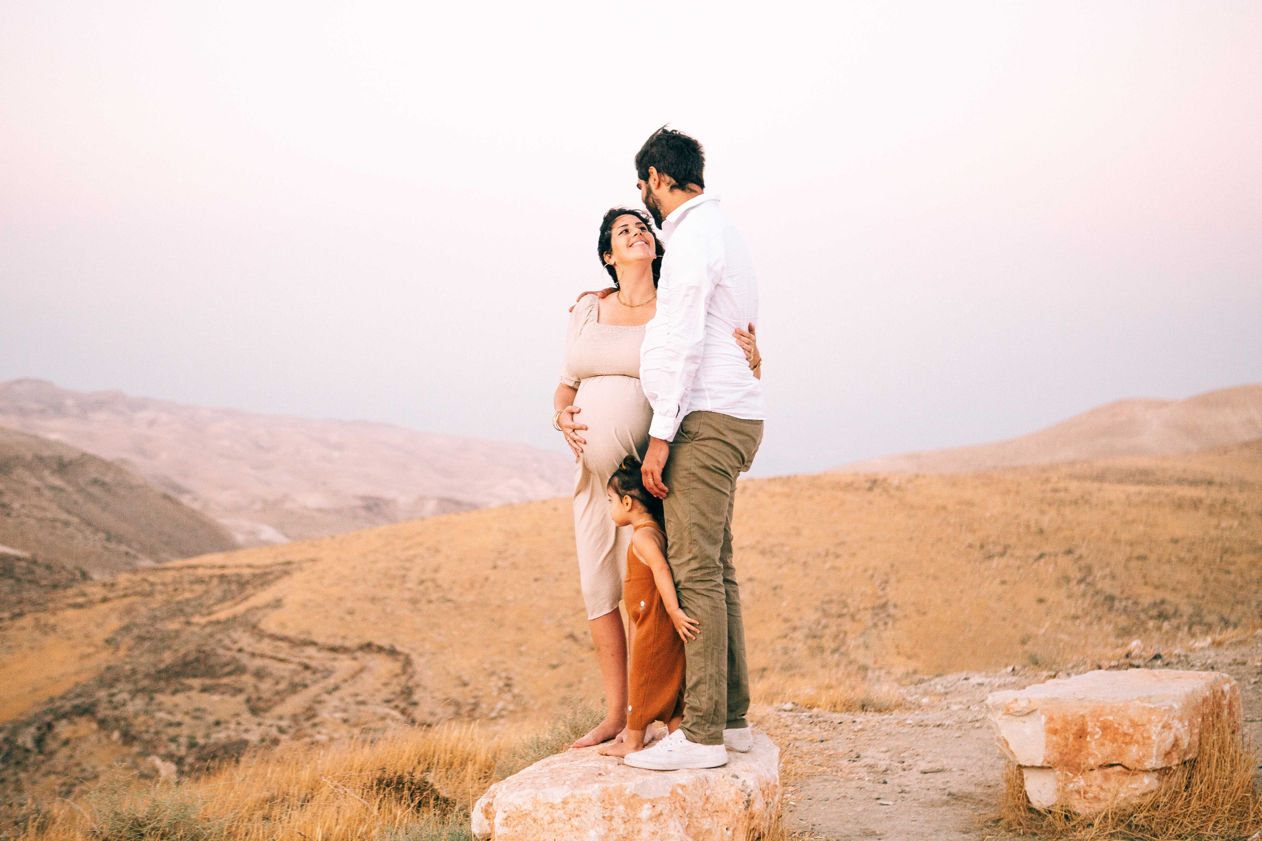 PREGNANT PHOTOSESSION IN THE DESERT. PHOTOGRAPHER IN ISRAEL