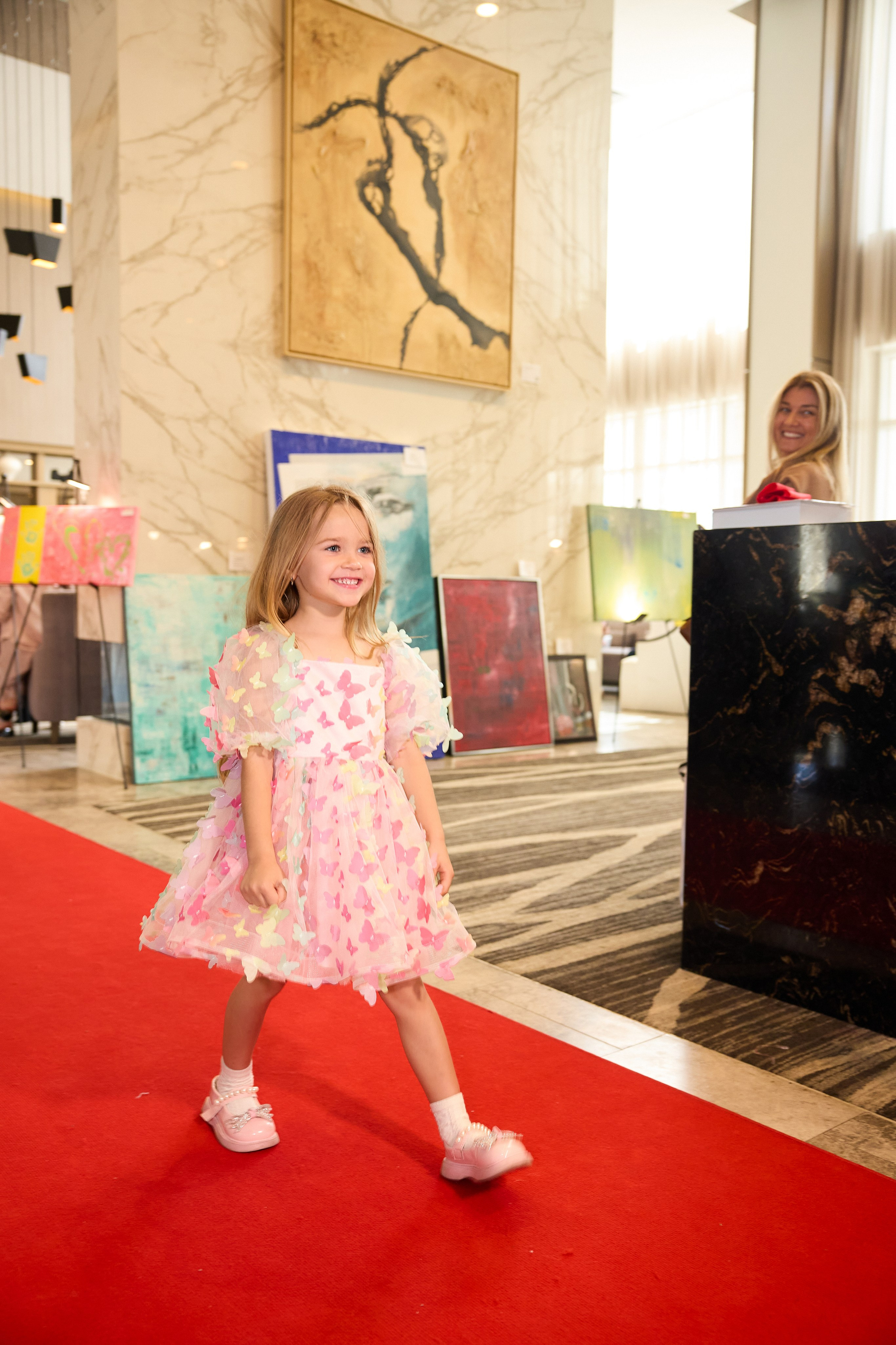 Авторская благотворительная художественная выставка Дианы Бортник. Фотограф Юлия Маковеева