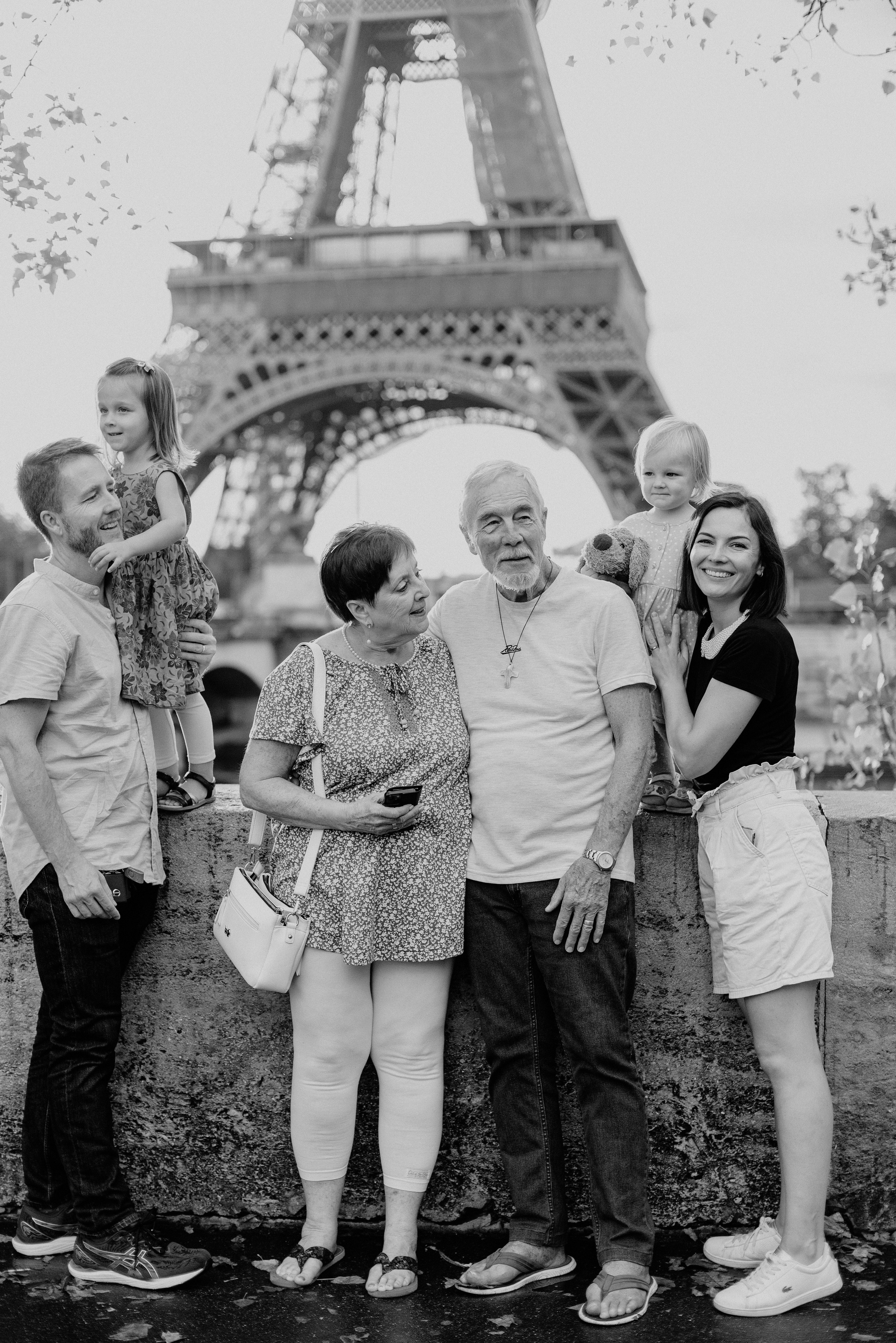 Sunset family session by the Eiffel tower. Ksenia Marchand/ Lifestyle photographer in Paris