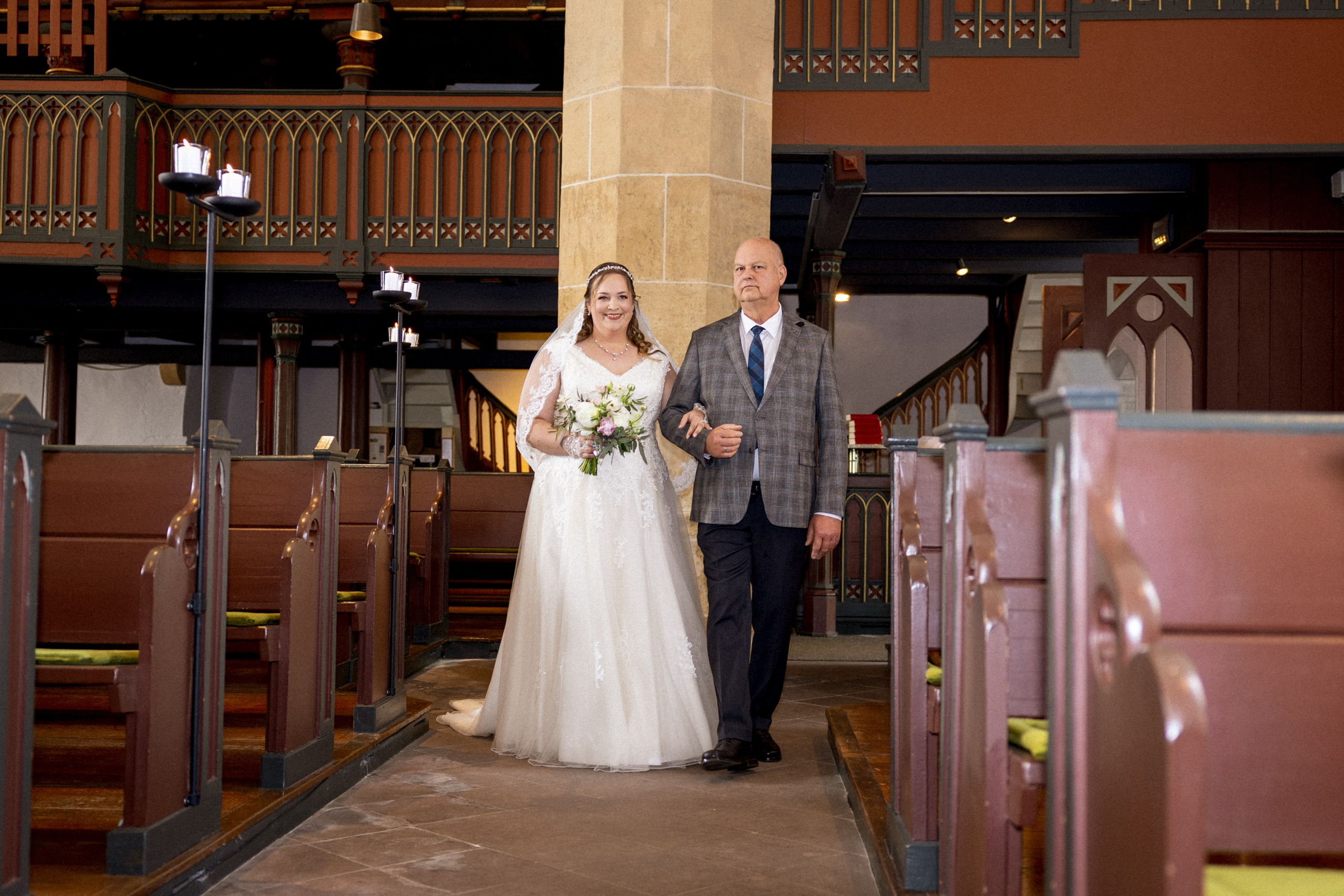 Kirchliche Trauung in Oerlinghausen – Emotionale Hochzeitsfotos & Stilvolle Reportagen!. Hochzeitsfotografin in Gütersloh | Authentische Hochzeitsreportagen | TK Photographie