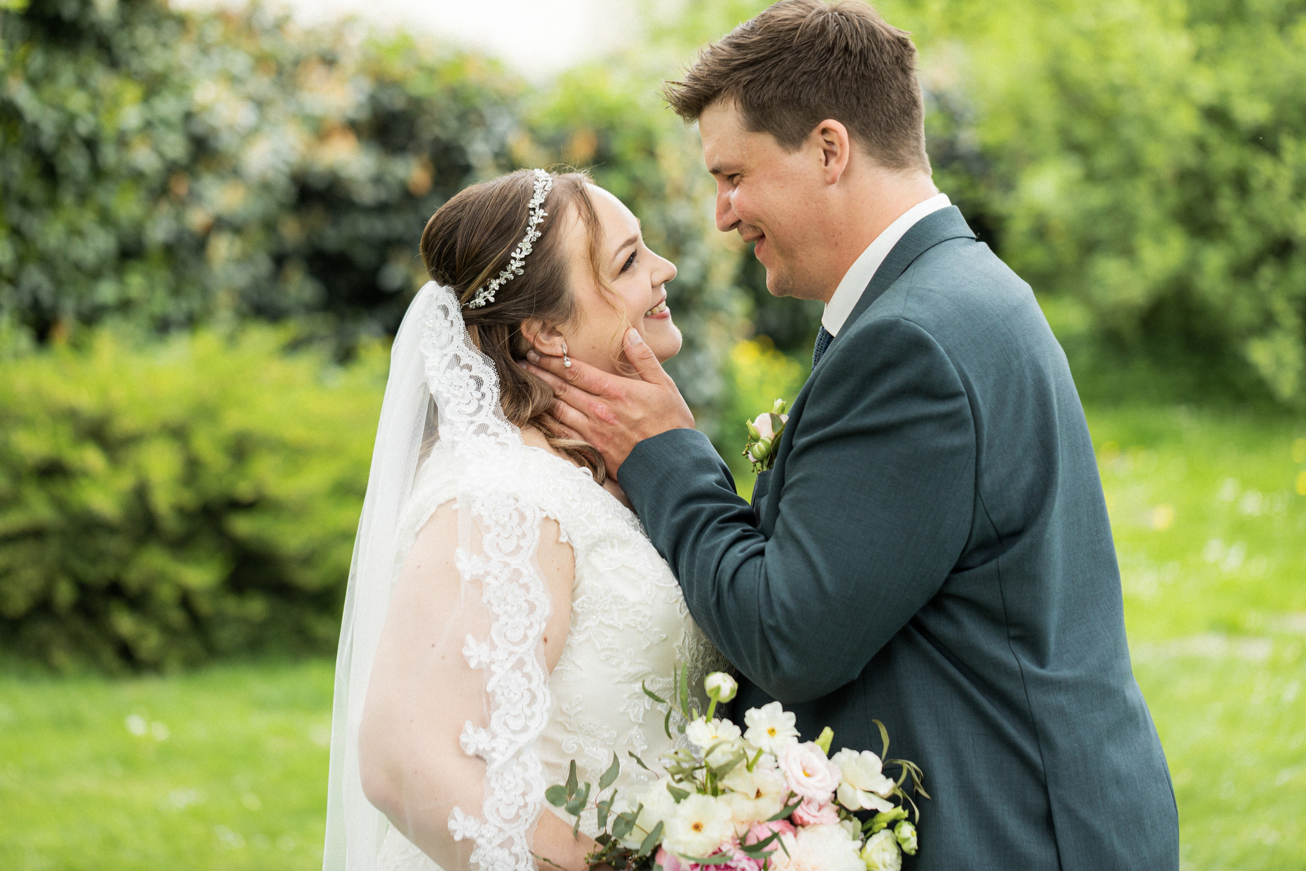 Kirchliche Trauung in Oerlinghausen – Emotionale Hochzeitsfotos & Stilvolle Reportagen!. Hochzeitsfotografin in Gütersloh | Authentische Hochzeitsreportagen | TK Photographie