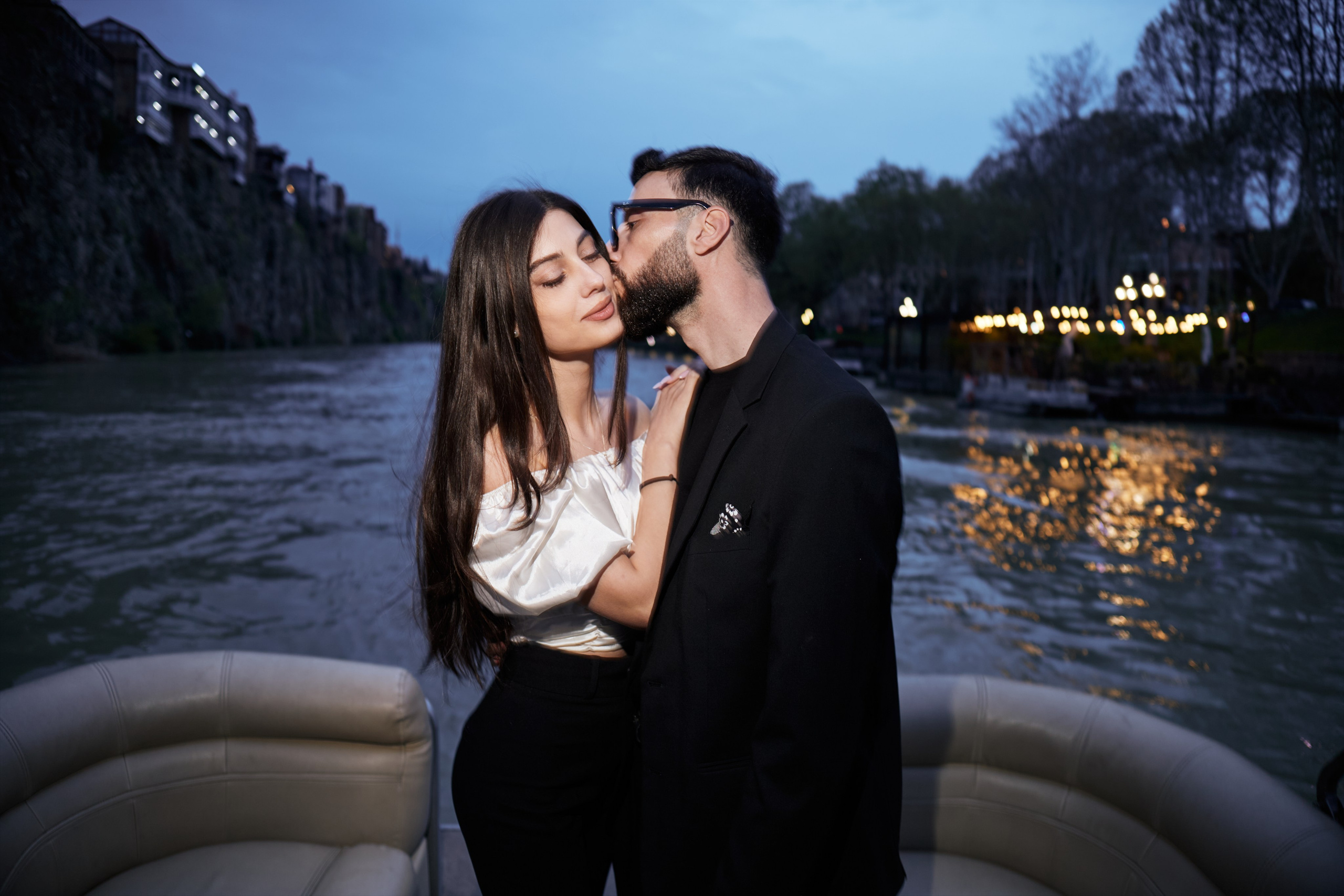 Романтическая съёмка Love Story на старинных улочках старого Тбилиси, влюбленная пара.