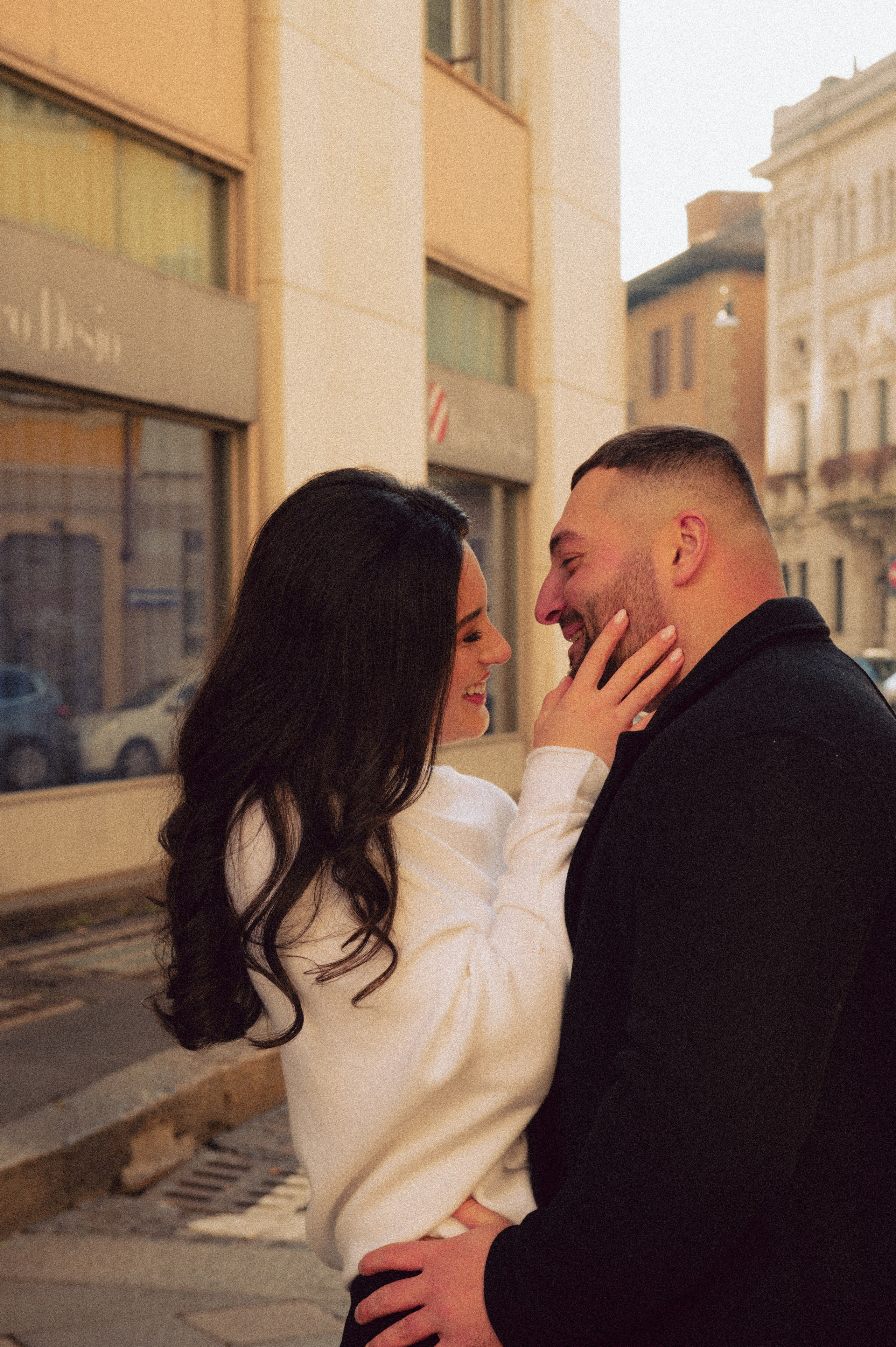 servizio fotografico coppia Milano, coppia innamorata Italia, fotografia naturale di coppia, coppia in movimento Milano, servizio fotografico spontaneo Milano, amore e viaggio Italia, servizio fotografico di coppia Milano, fotografia love story Milano, coppia romantica Italia, ritratto di coppia Milano, primo piano coppia innamorata, fotografia emozionale Milano,