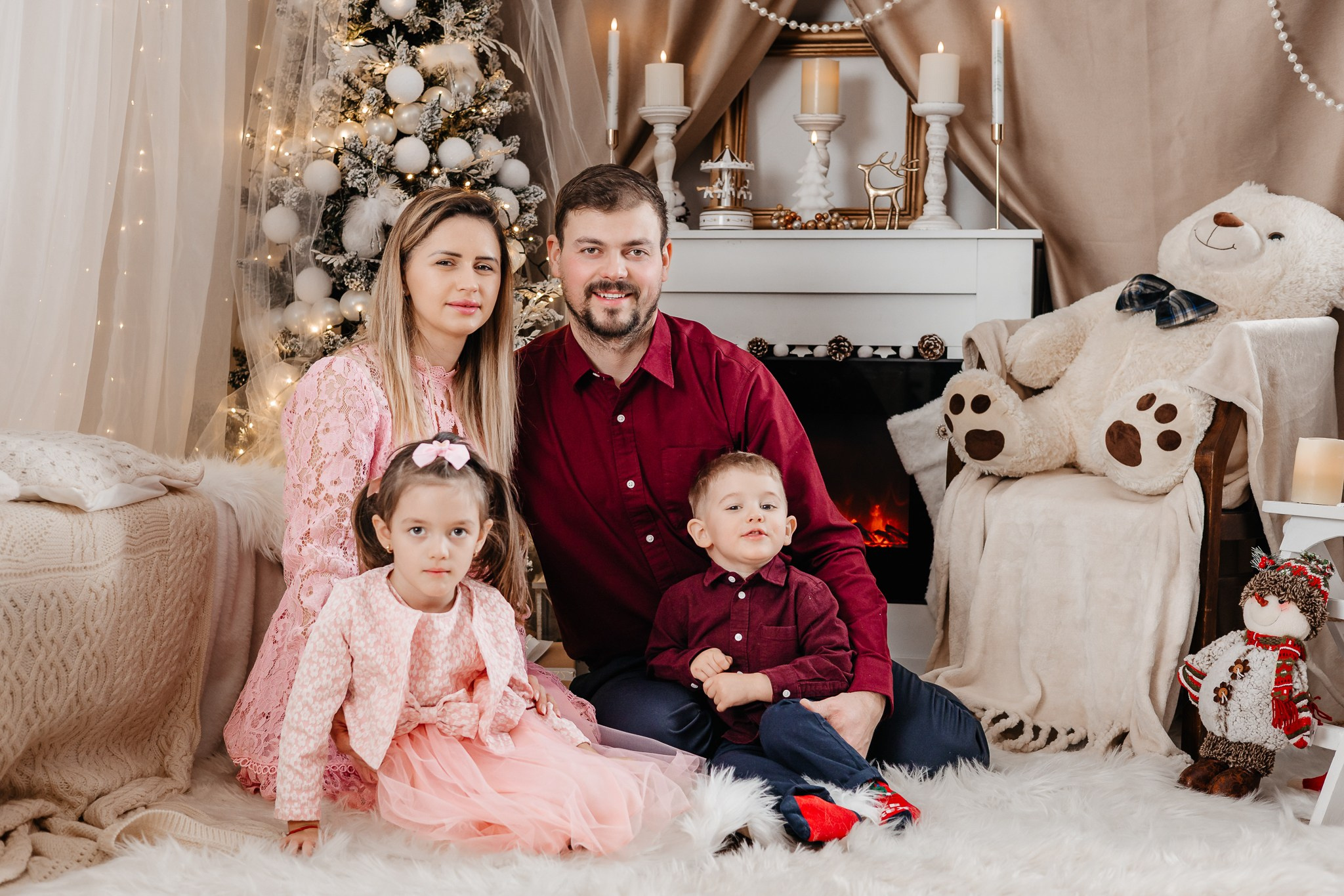 Ședințe Foto Crăciun 2025 Piatra Neamț | Fotografii de Sărbători | FotoACTIV. Fotograf Profesionist Piatra Neamț, Roman, Târgu Neamț, Bicaz, Neamț | Studio, Nuntă, Botez, Eveniment | FotoACTIV