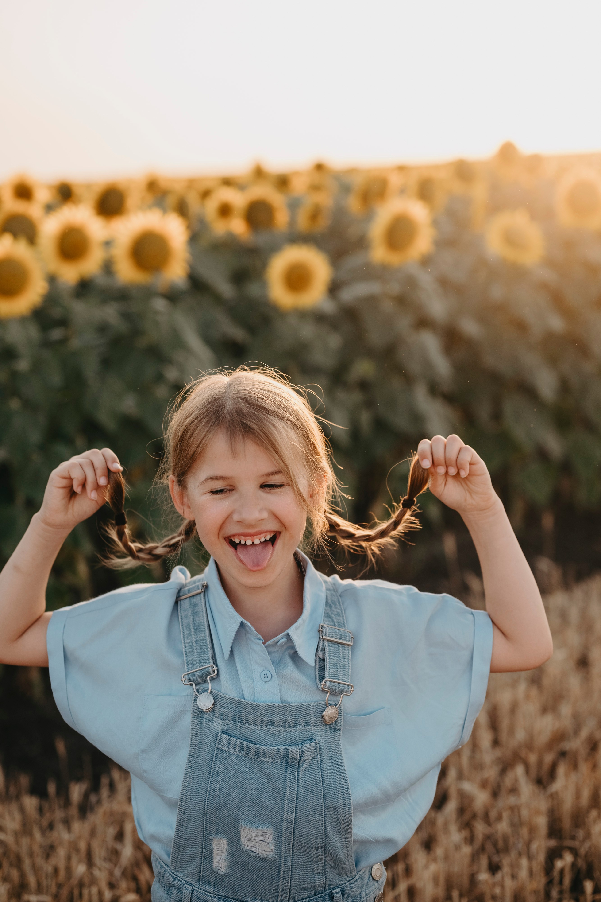 Letnje fotografisanje u polju suncokreta i sena. Deciji i porodicni fotograf u Beogradu Oksana Skendzic
