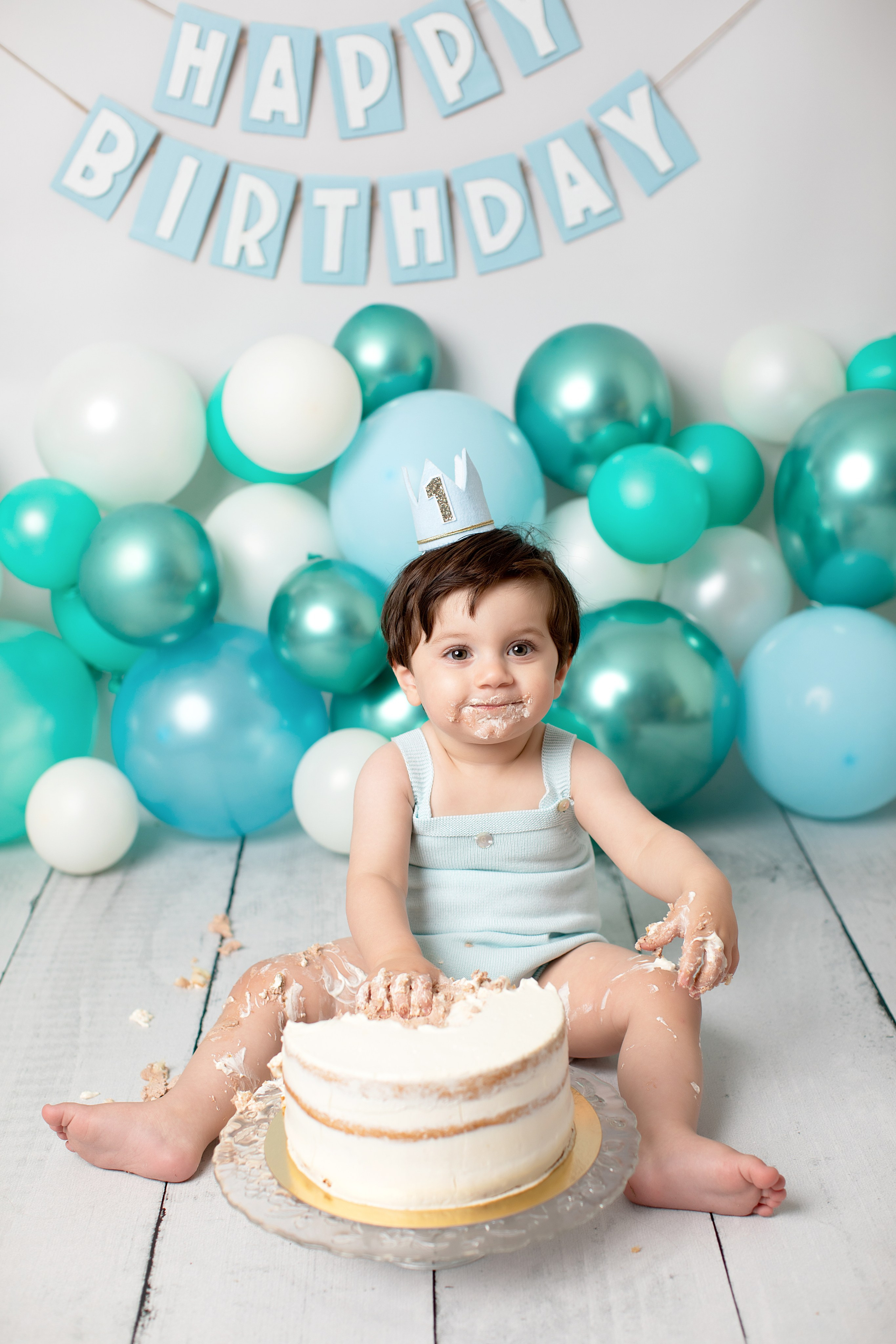 En fotografering för ettåringen fångar glädjen och skrattet på din lilla mästares födelsedag.
