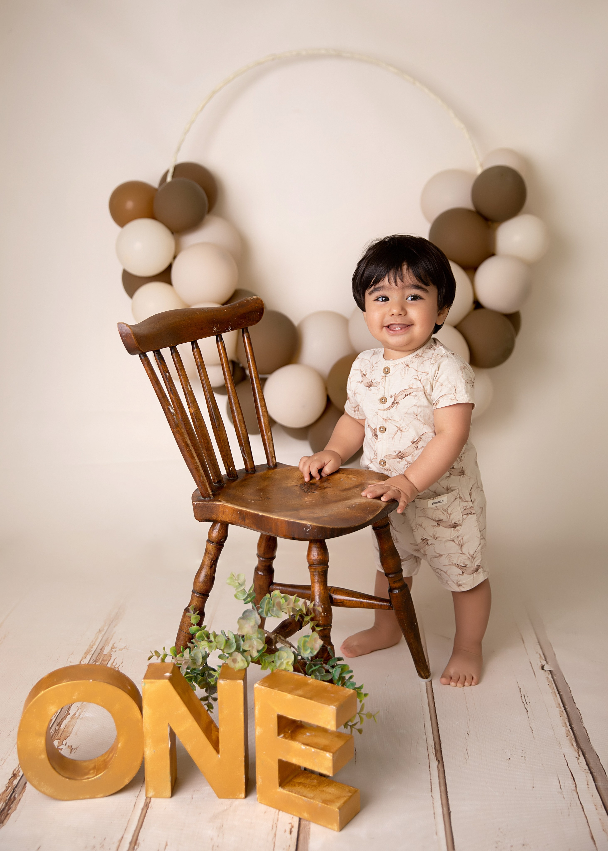 Vår studio erbjuder en färgglad och festlig fotosession för att dokumentera ditt barns första år fylld med skratt och glädje.