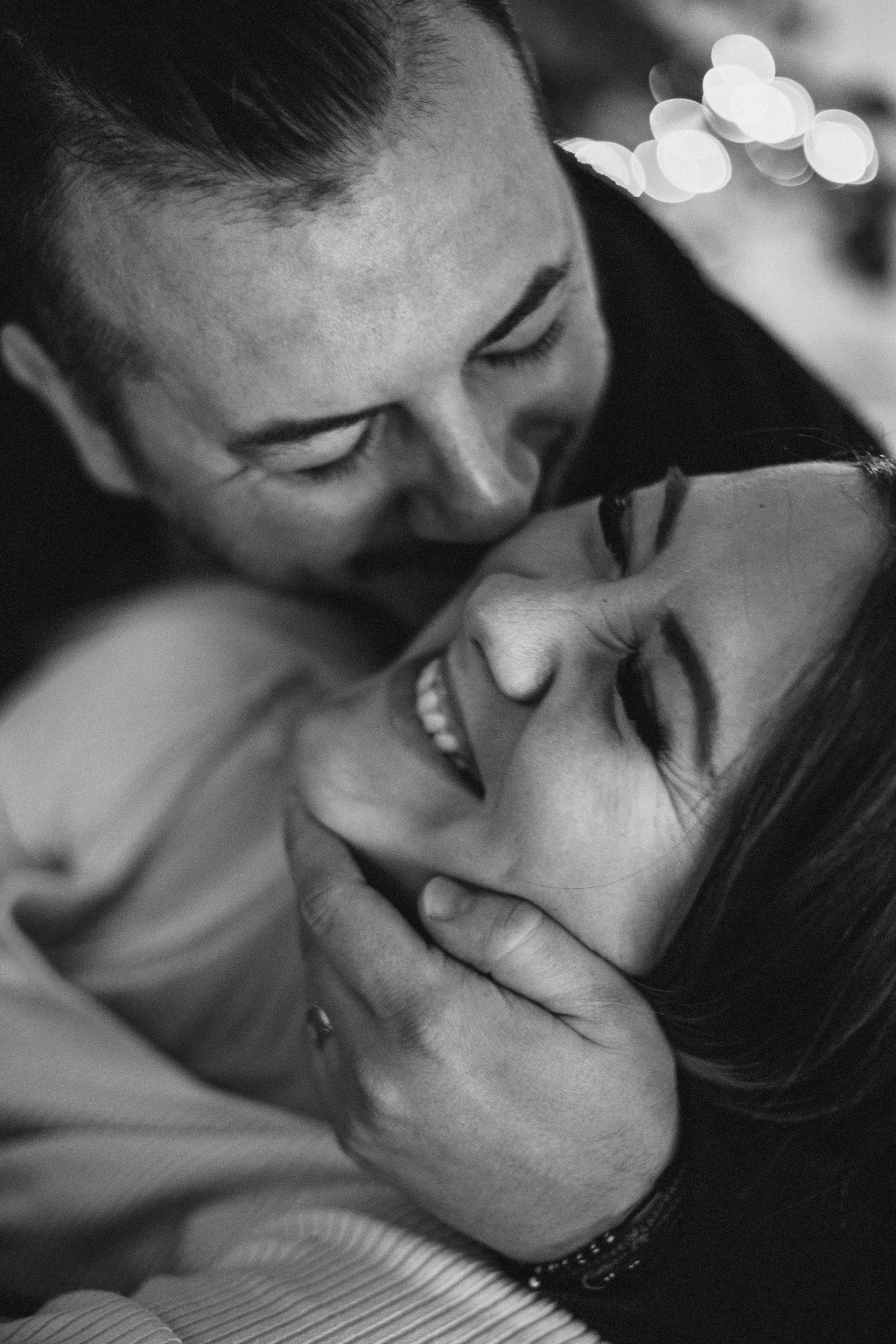 Ședință foto de Crăciun acasă, Amara și Ionuț. Fotograf de familie în Oradea Katsiaryna Ciortan