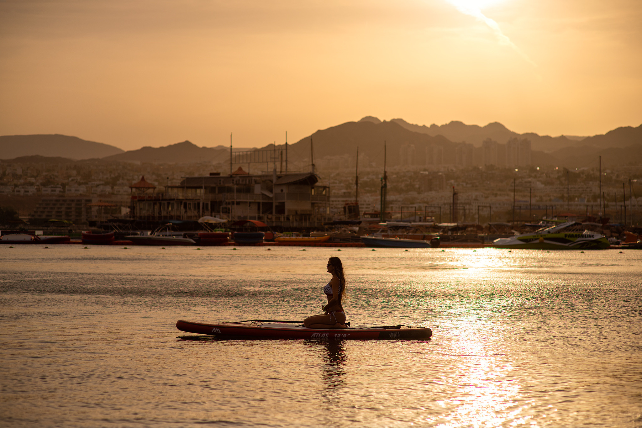 Personal shooting_sunset on the SUP on the sea for Julia. צלמת משפחה ילדים הריון וסיפורי אהבה באילת ישראל אולגה אמצ'יסלבסקי
