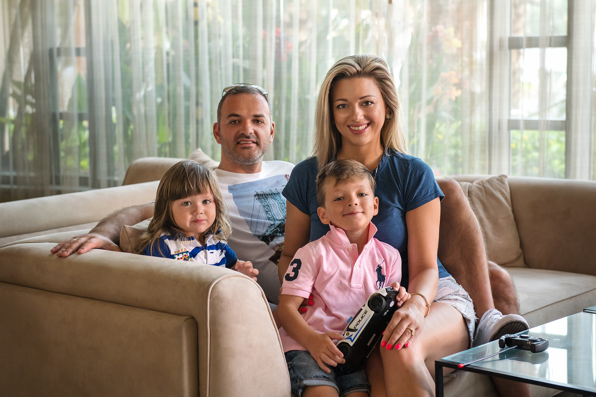 Family mini-photoshooting in a hotel lobby for Natalia and Tomer. צלמת משפחה ילדים הריון וסיפורי אהבה באילת ישראל אולגה אמצ'יסלבסקי