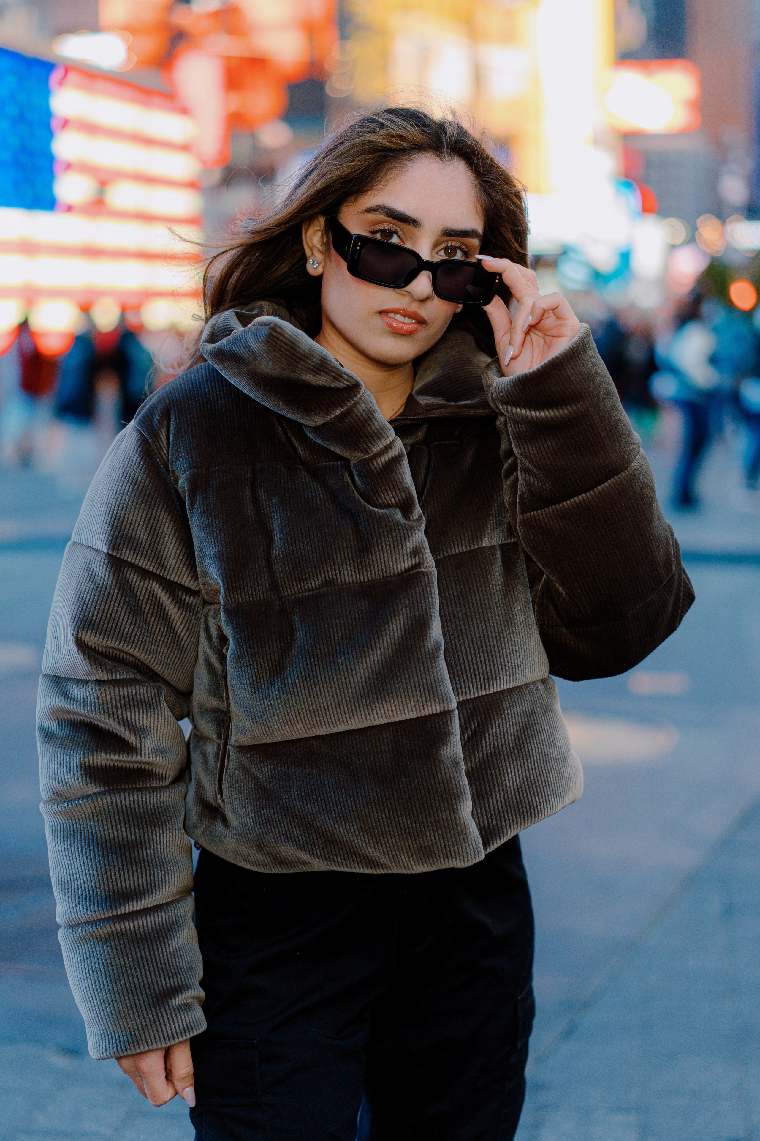 Two sisters in Times Square. Videographer and photographer in New York // MAKAROV.VIDEO
