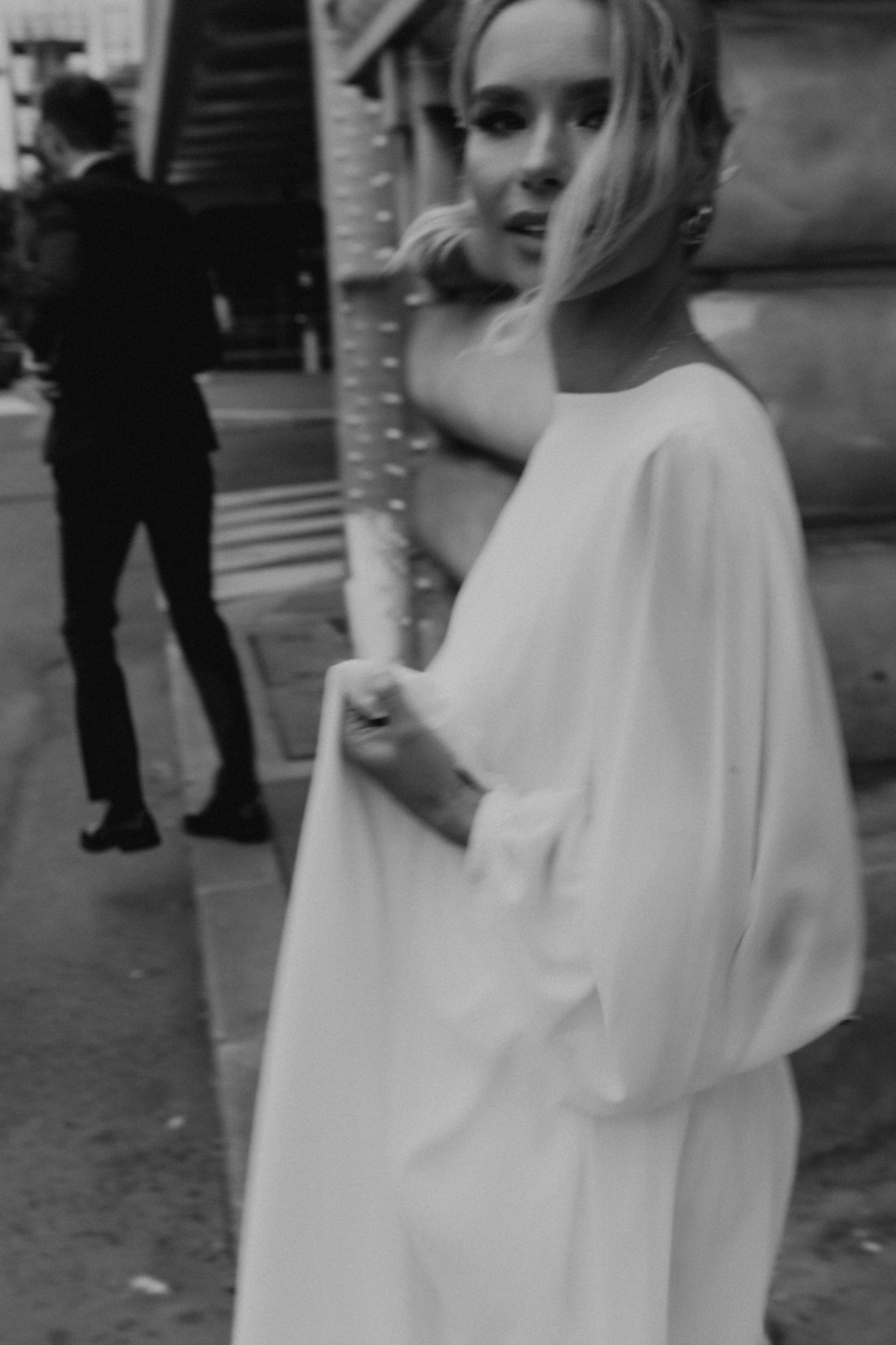 Elopement à Paris près de la Tour Eiffel — une histoire en noir et blanc. Photographe de mariage à Paris