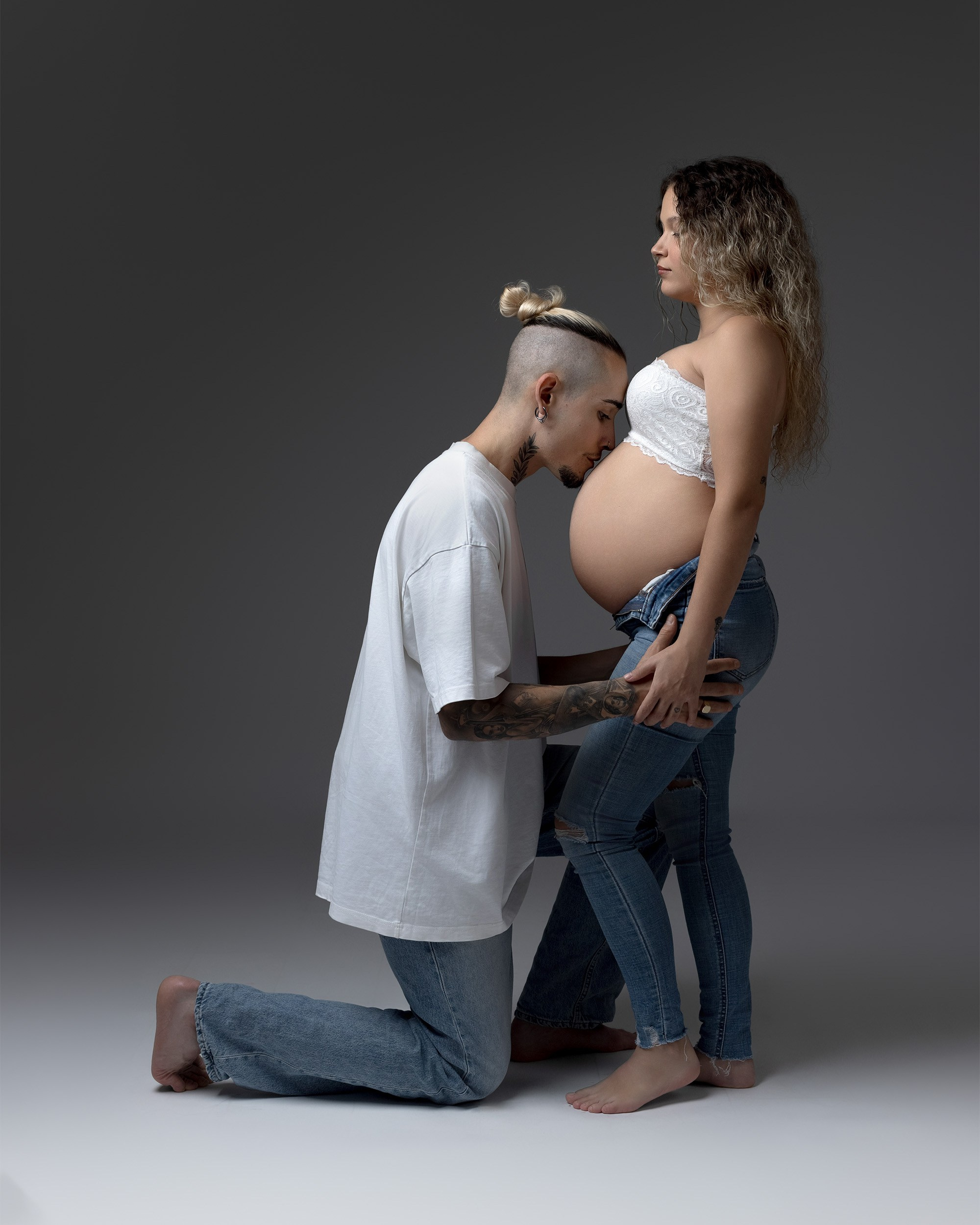 Embarazo y&nbsp;Maternidad sesiones de&nbsp;fotografía en&nbsp;estudio con pareja
