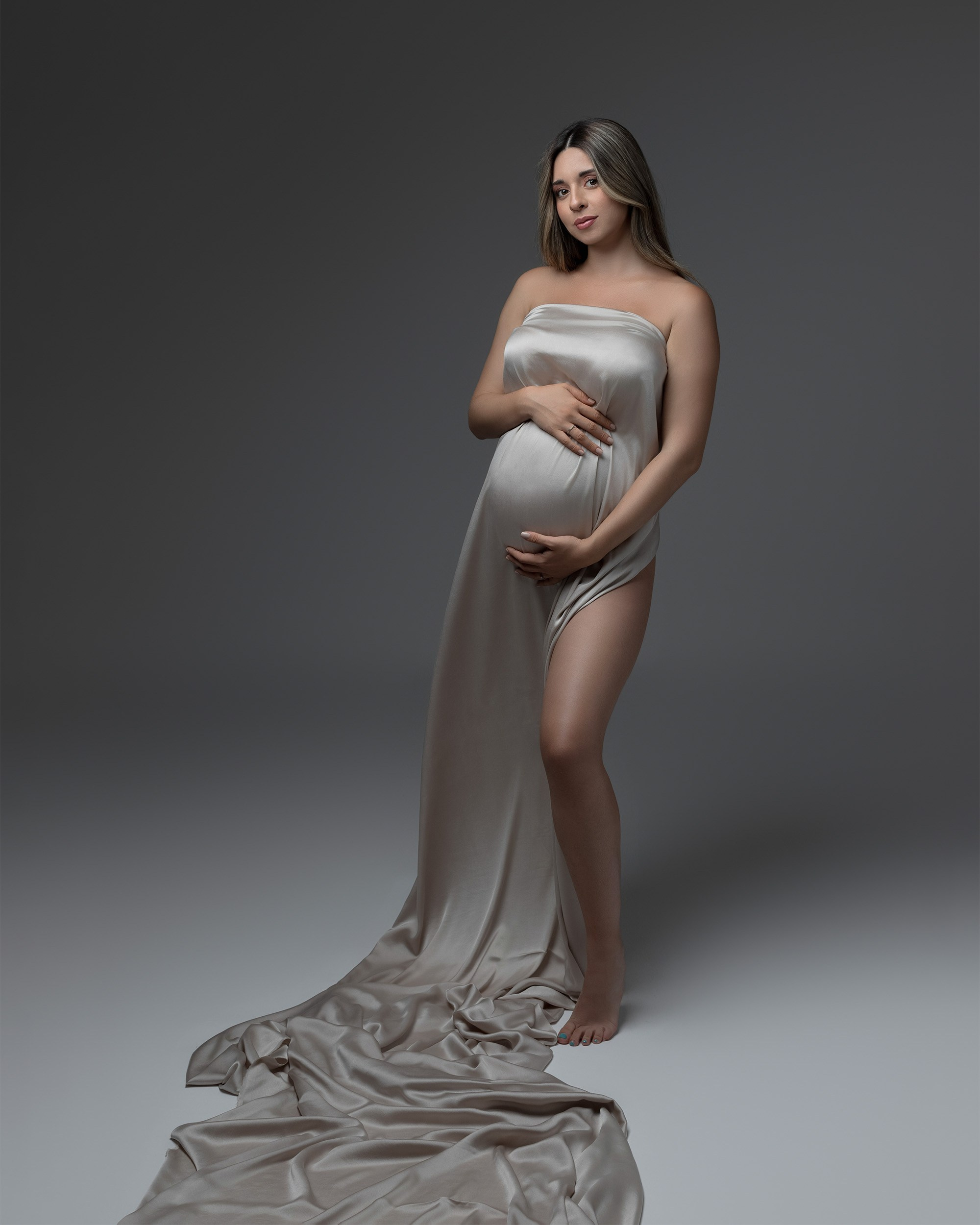 Sesiones de fotografía de Embarazo y Maternidad en Estudio y Exteriores , fotografía de Embarazo y Maternidad con pareja , Embarazo con vestido de tela