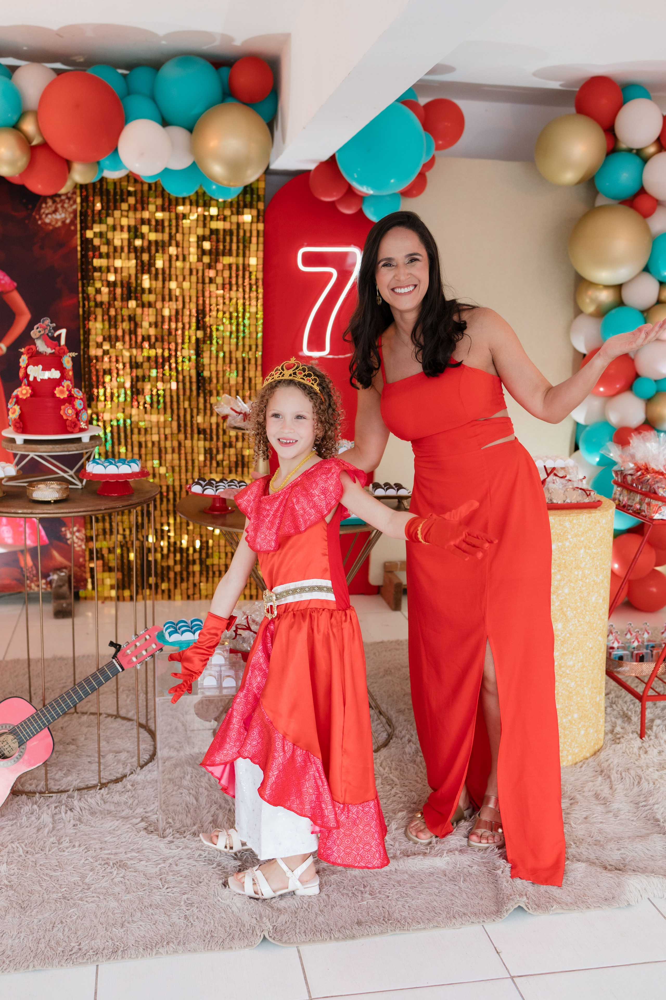Mãe e filha posando na decoração da festa infantil